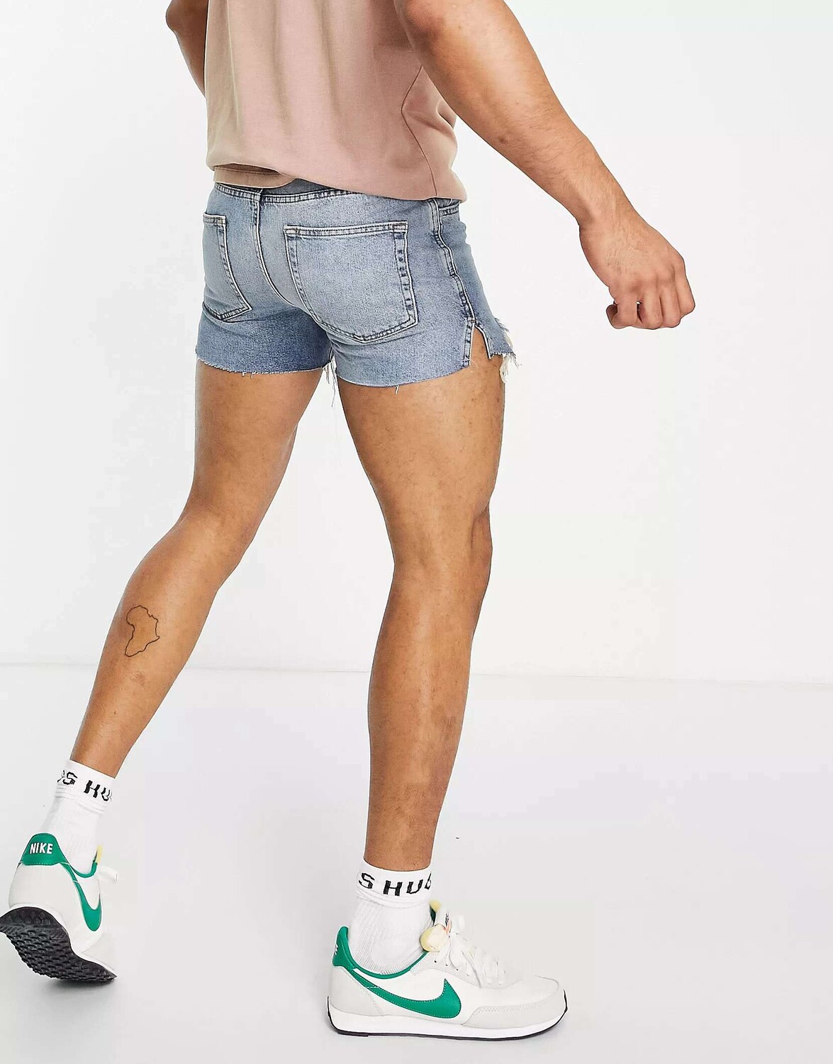 Укороченные джинсовые шорты ASOS в стиле 90-х с рваными деталями и необработанным краем — фото 3