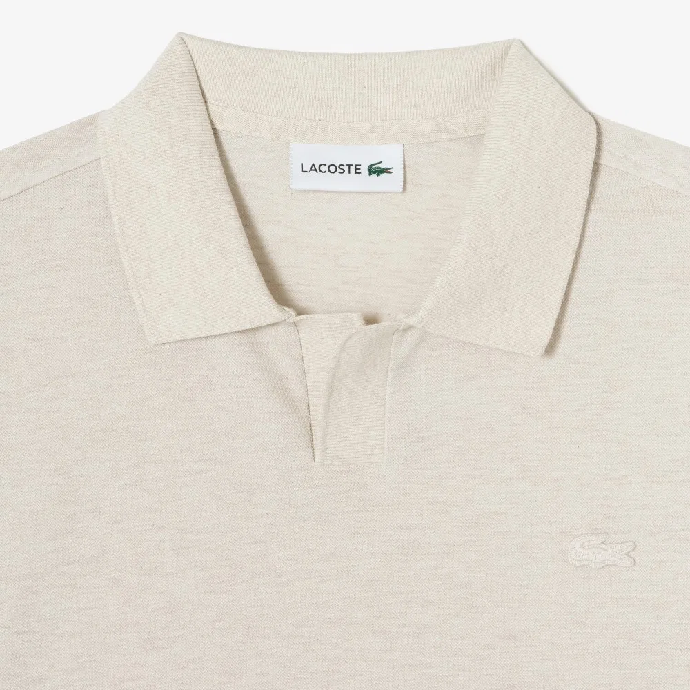 Мужская рубашка поло с открытым воротником цвета овсяный от Lacoste — фото 2