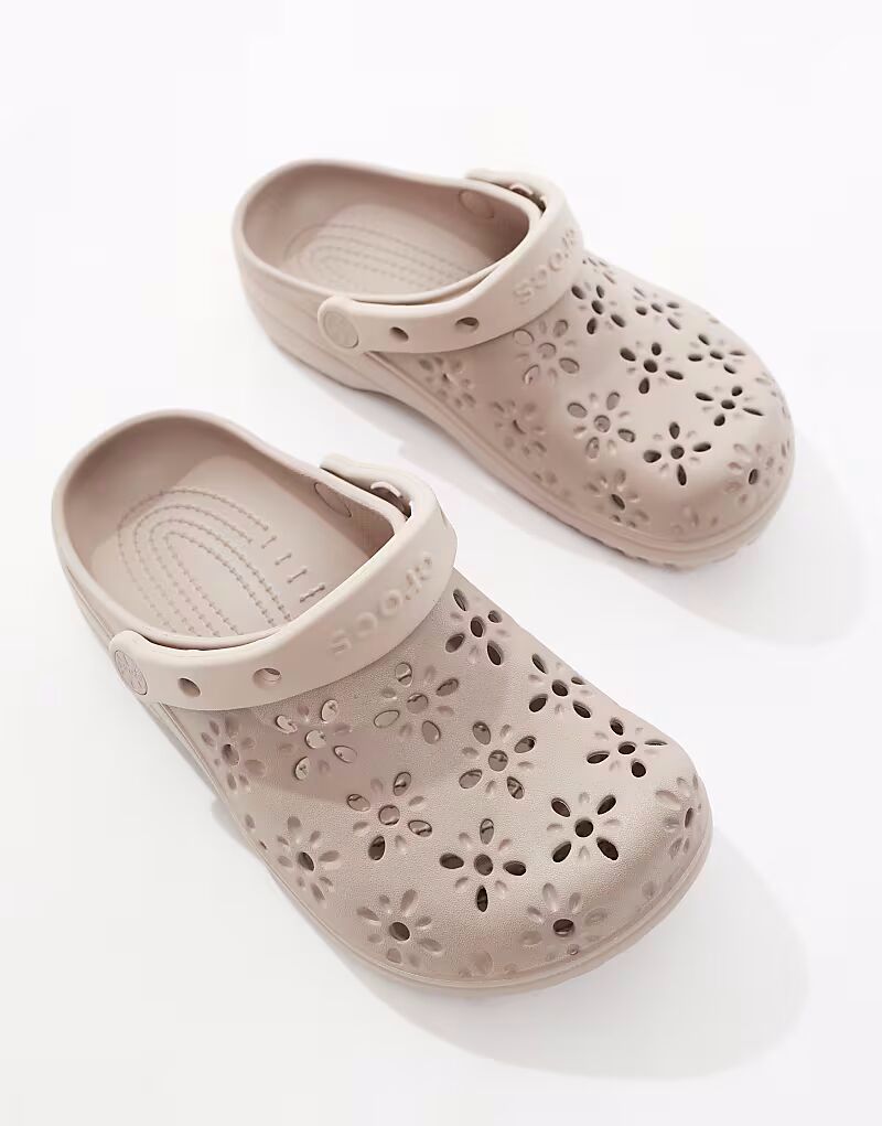 Классические сабо Crocs с цветочным узором в серо-коричневом цвете — фото 2