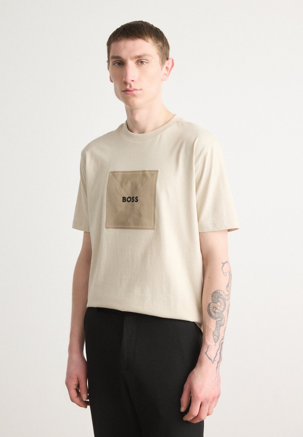 

Футболка с принтом TEE LOGO BOSS, светло-серый