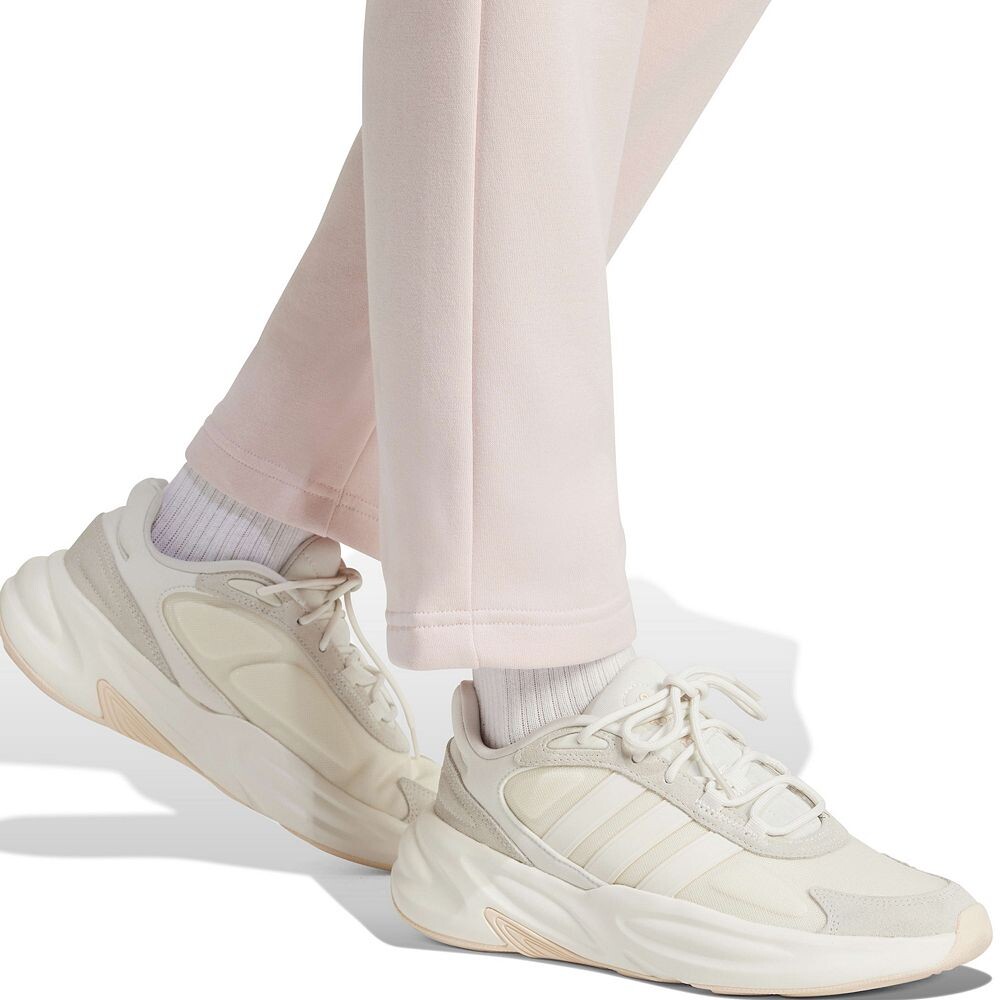 Женские удобные брюки с открытым низом adidas Essentials Small Logo Feel Adidas, цвет Shadow Fig — фото 4