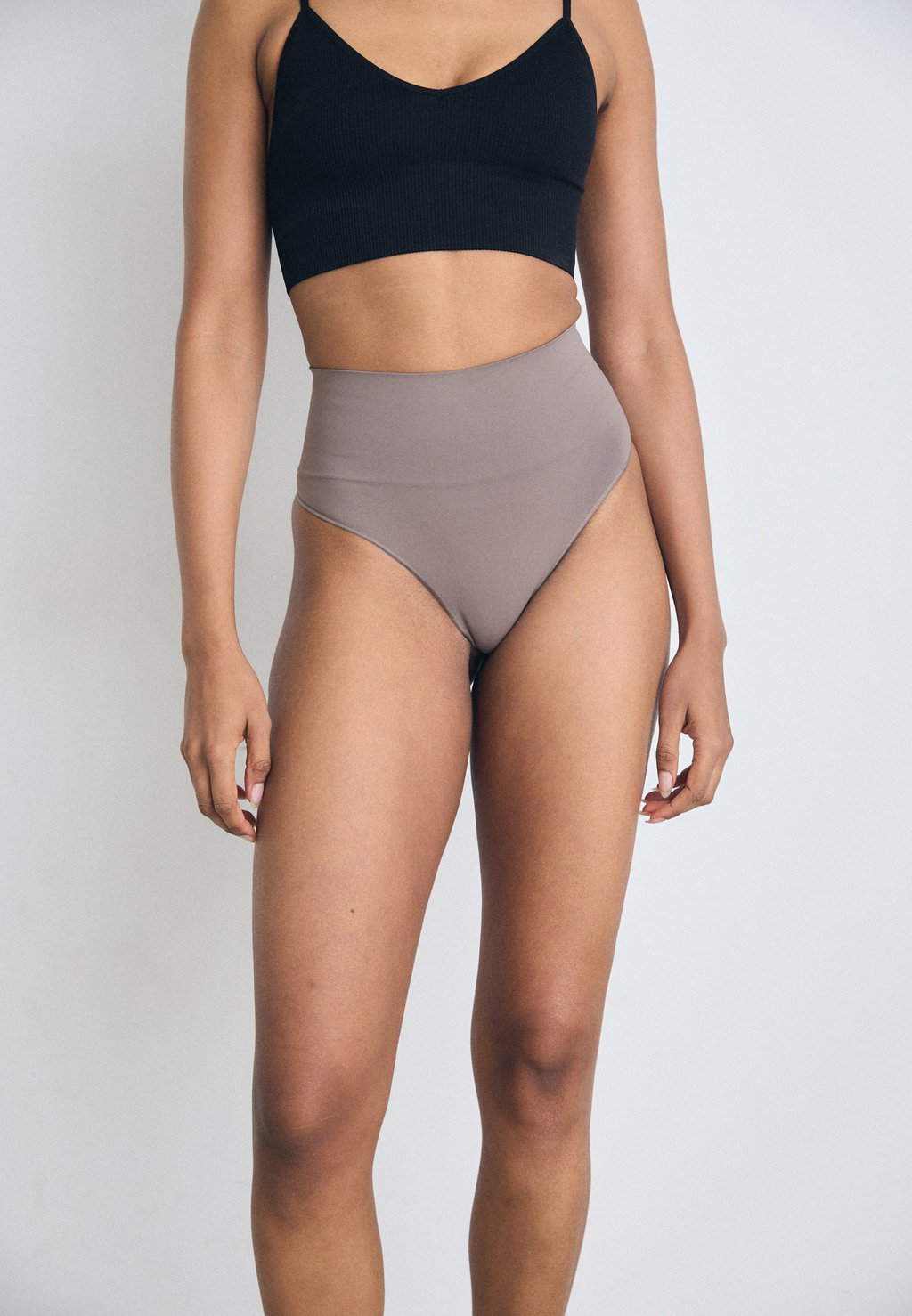 

Корректирующее белье EVERYDAY THONG Spanx, серо-коричневый