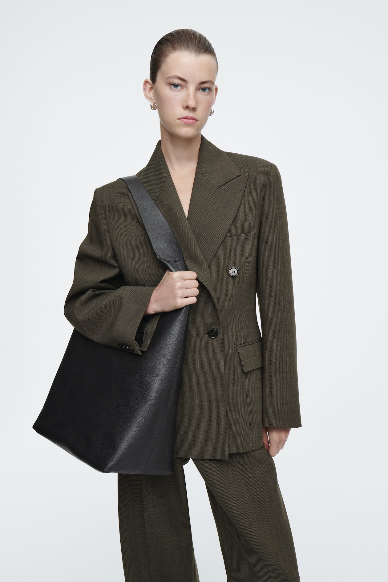 

Кожаная сумка "serif" типа tote COS, черный