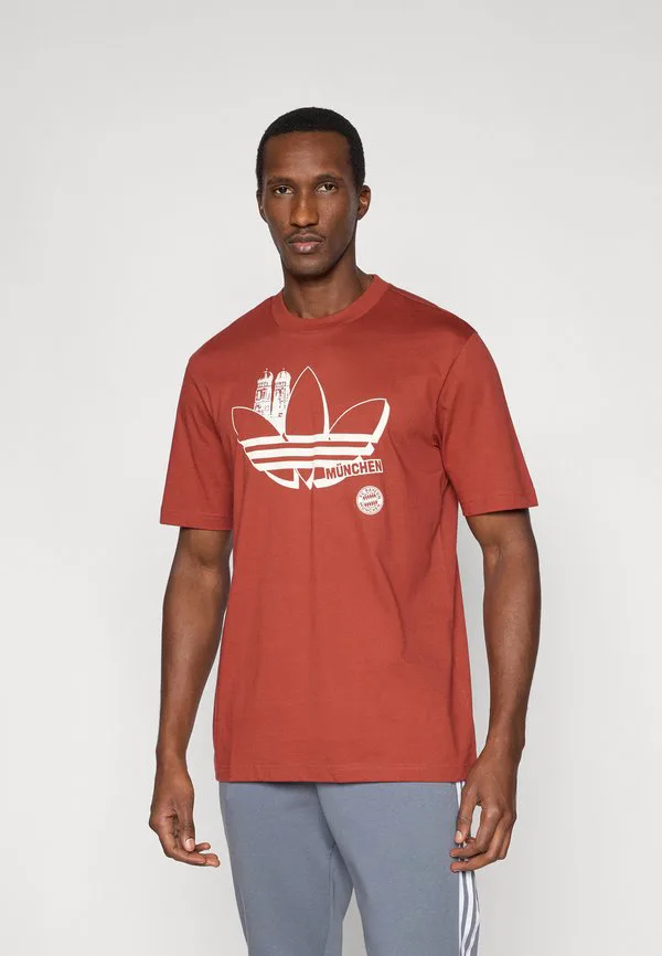 Футболка с сезонным графическим принтом "футбольный клуб бавария" Adidas Performance, Preloved Ruby