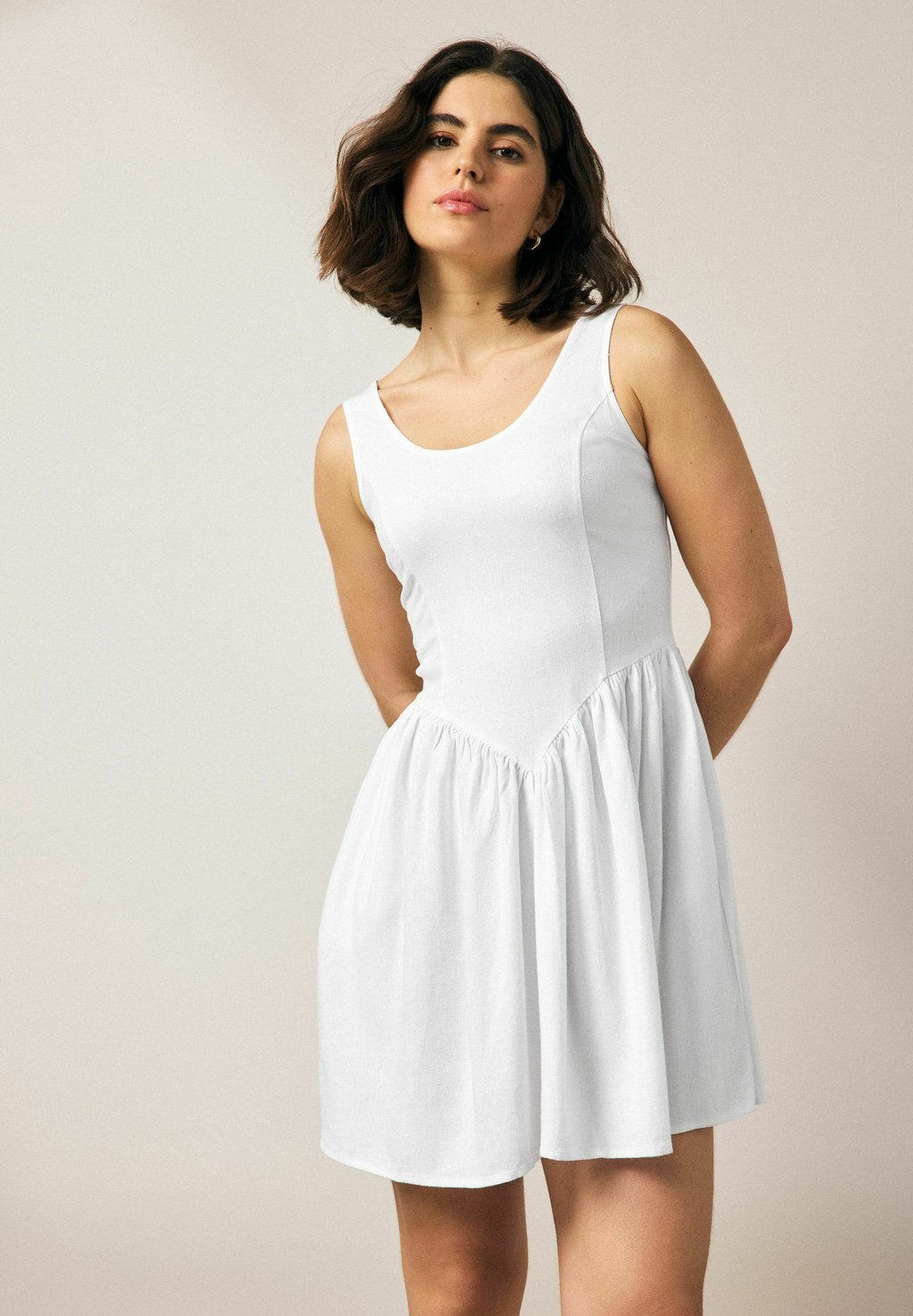 

Повседневное платье TALL FIT - SLEEVELESS SCOOP NECK WAISTED Next, белый