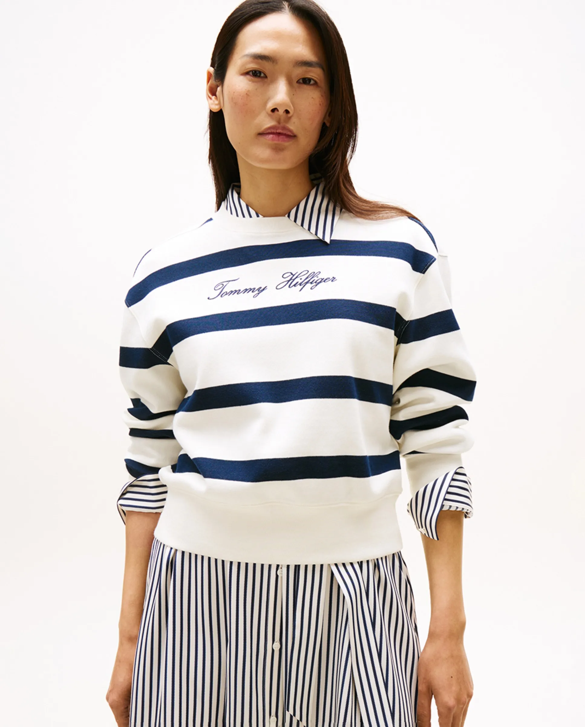 

Женская толстовка с вышитым курсивным логотипом на груди Tommy Hilfiger, белый