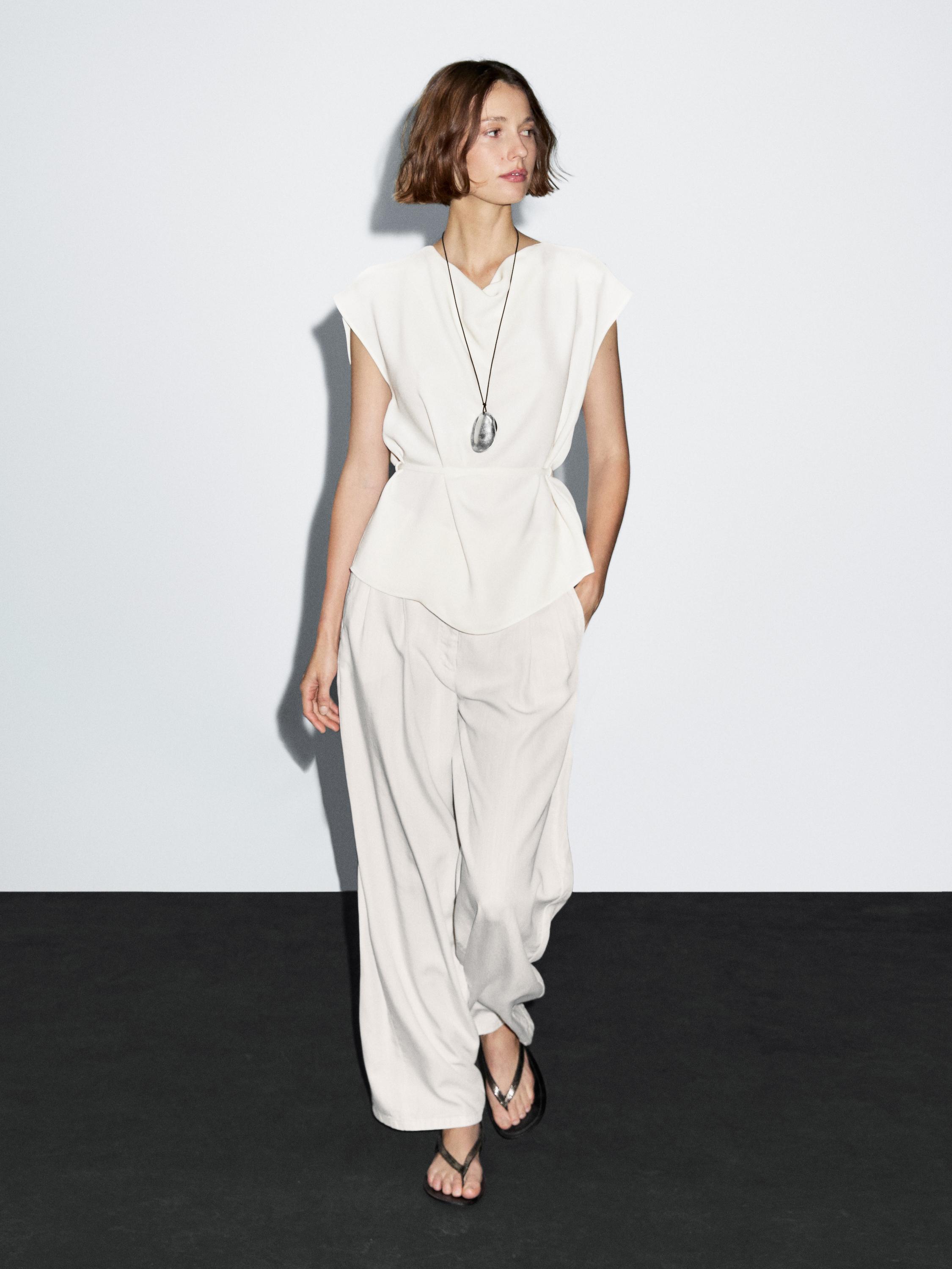 

Креповый топ с воротником-хомутиком Massimo Dutti, кремовый