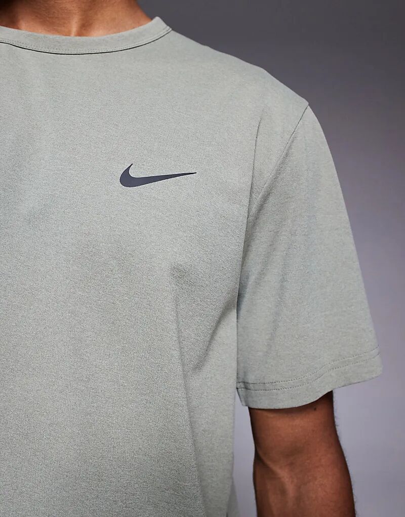 Футболка Nike Training Hyverse Dri-Fit цвета светло-хаки — фото 3