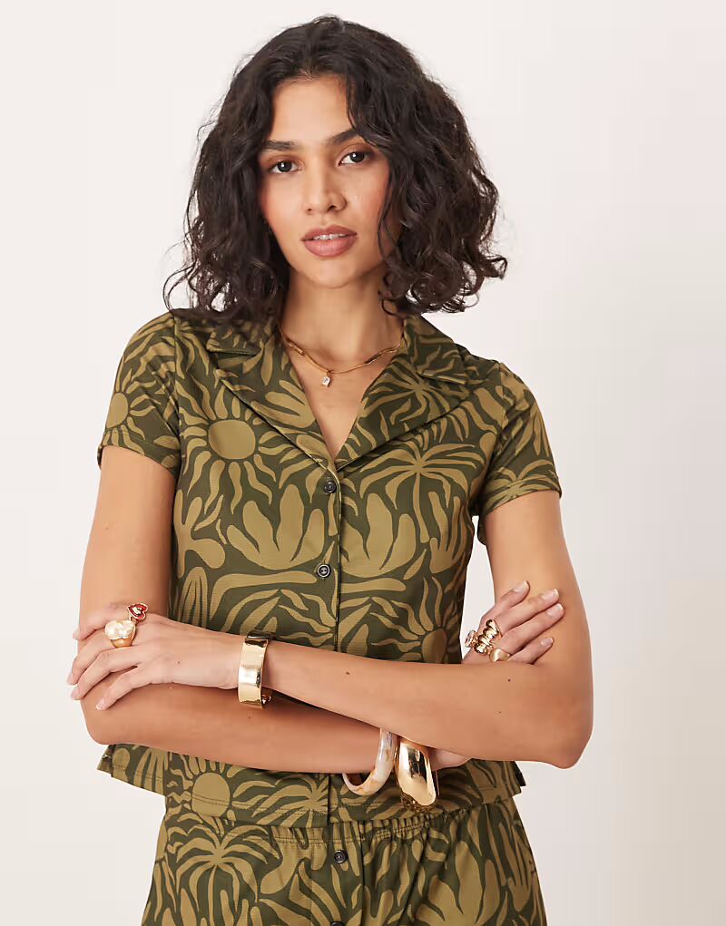 

Рубашка Revere Shrunken с цветочным принтом цвета хаки Asos Design