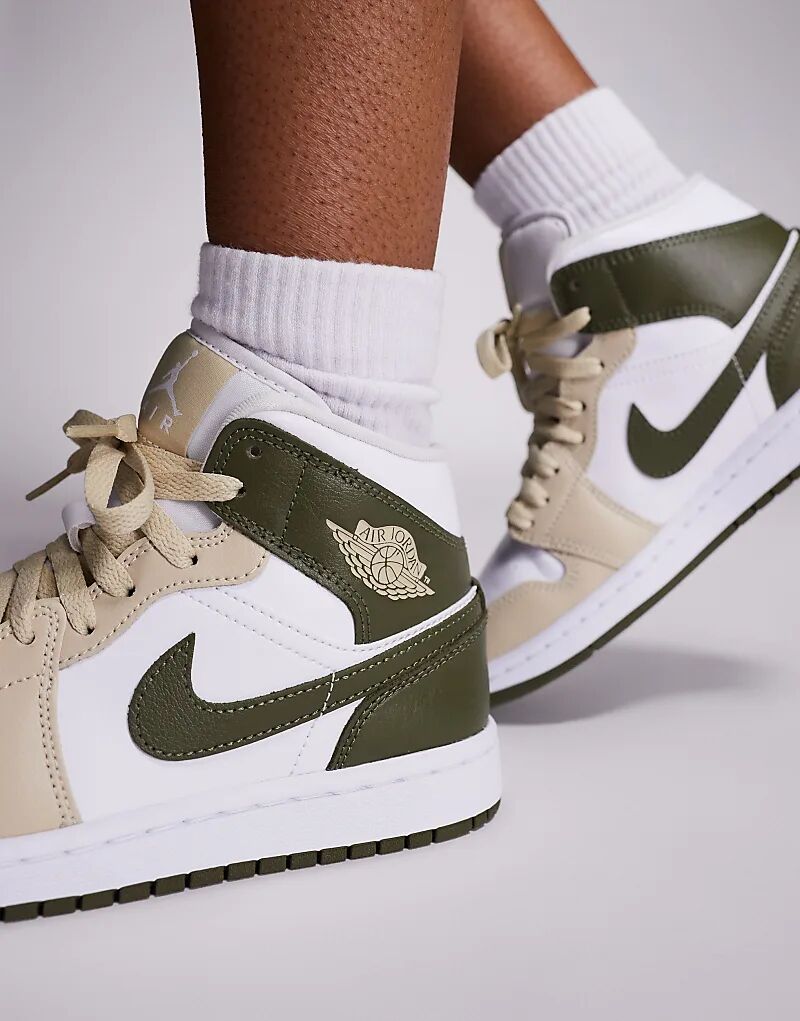 Кроссовки Nike Air Jordan 1 Mid белого и хаки цвета — фото 4