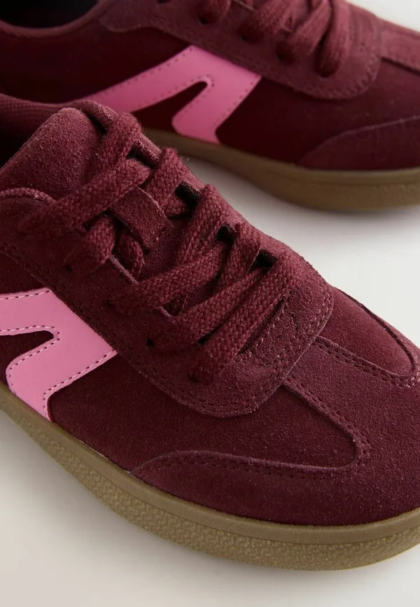 Кроссовки на шнуровке стандартного кроя для повседневной носки Next, Burgundy Red Suede — фото 4