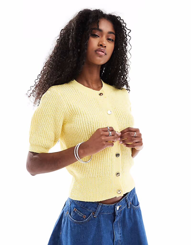 

Кардиган ASOS DESIGN из фактурной ткани букле с короткими рукавами и золотыми пуговицами цвета пахты