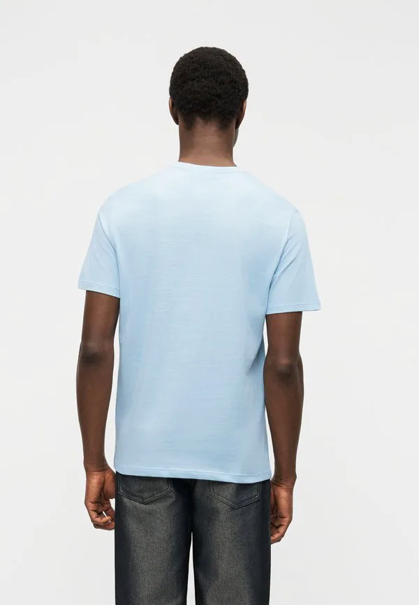 Футболка с микрологотипом и круглым вырезом, базовая футболка Calvin Klein, Breezy Blue — фото 3