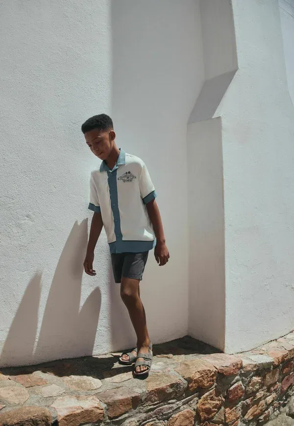 Рубашка Next, Regular fit short sleeve revere collar, бело-голубая с пальмовым узором