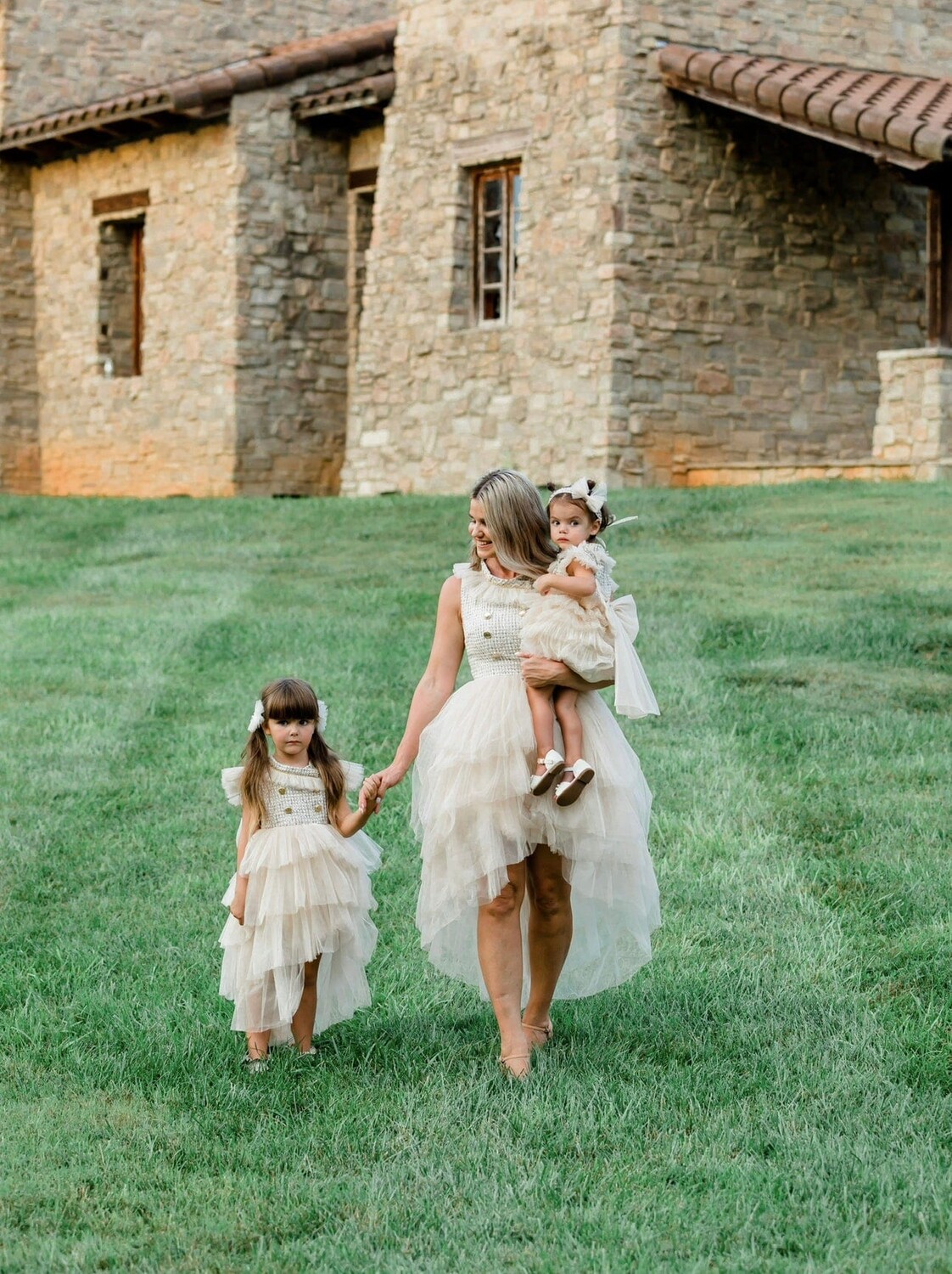 Твидовое платье Fira для мам Petite Maison Kids, бежевый — фото 2