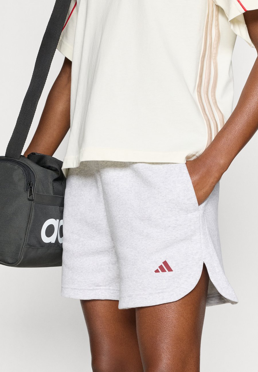 Спортивные шорты Adidas Sportswear 3 STRIPES STUDIO LOOSE SHORTS, Light Grey Heather/Light Grey — фото 4