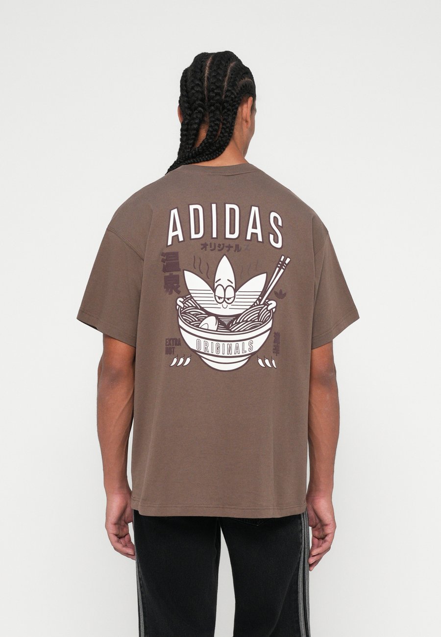 Футболка Adidas Originals RAMEN TREFFY UNISEX, Earth Strata/Brown — фото 2