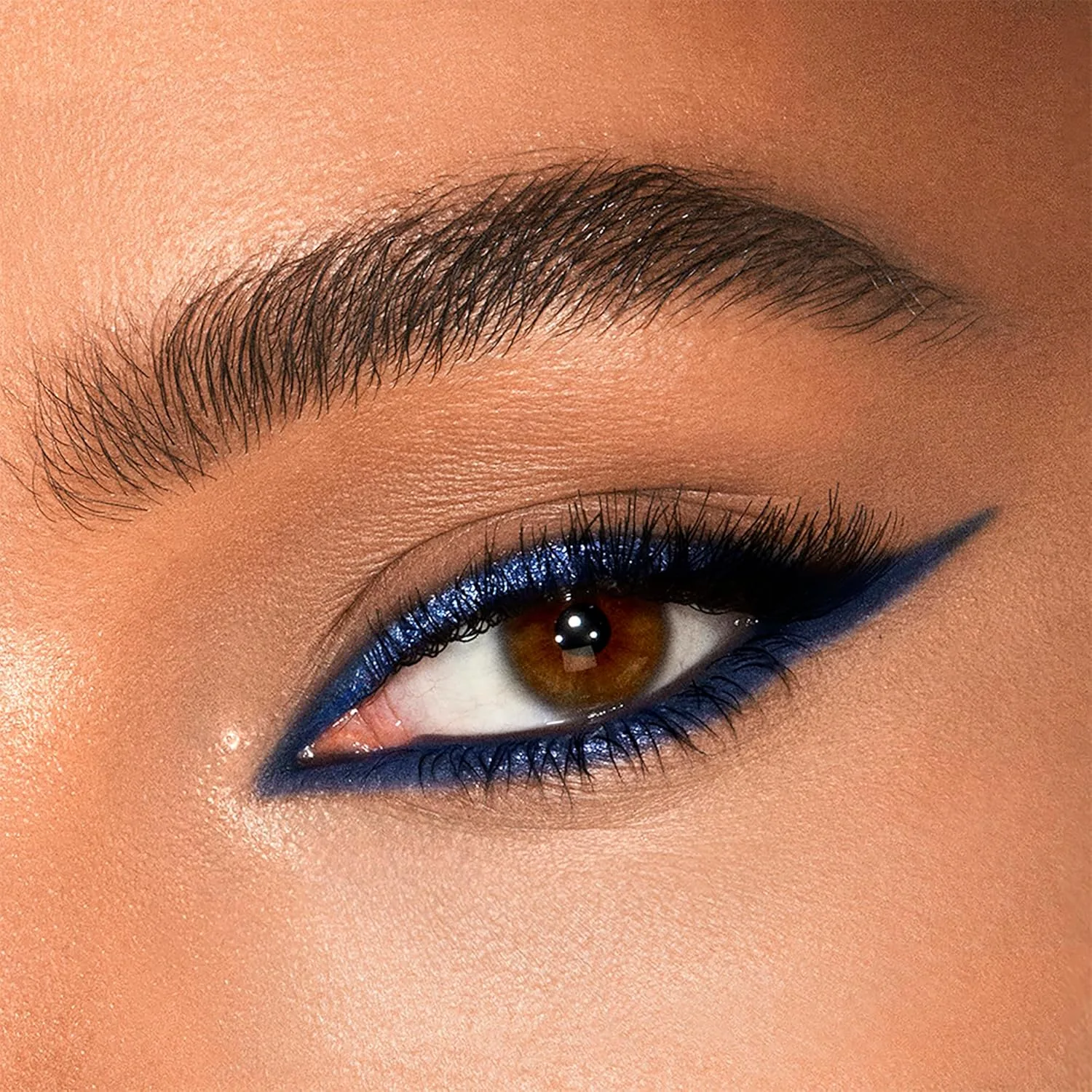 Charlotte Tilbury Magic Eyeliner - водостойкий карандаш для глаз с матовым и металлическим финишем, кремовая формула держится до 16 часов, Super Blue - radiant blue shimmer, matte deep navy — фото 3