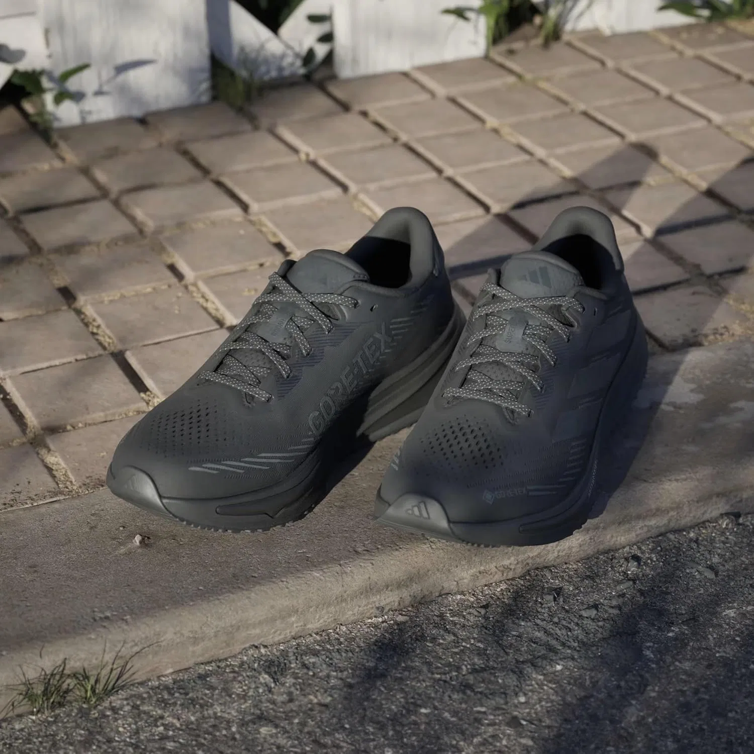 Мужские кроссовки для бега на открытом воздухе Adidas Supernova Rise GTX M JP7763, черные — фото 2