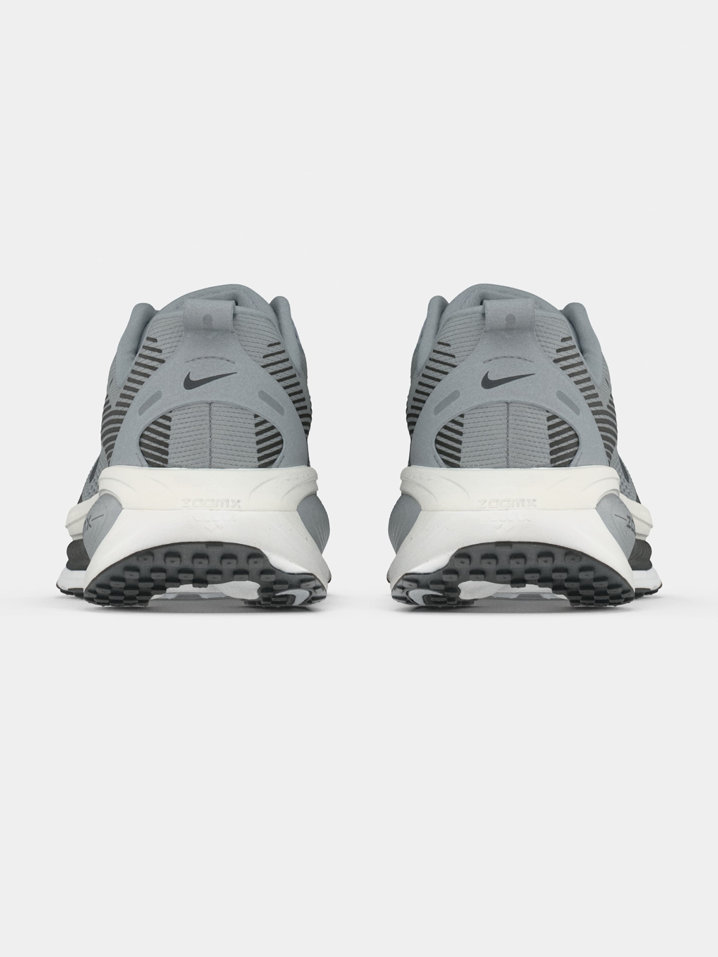 NIKE Беговые кроссовки 'VOMERO 18' в цвете Grey, Anthracite — фото 4