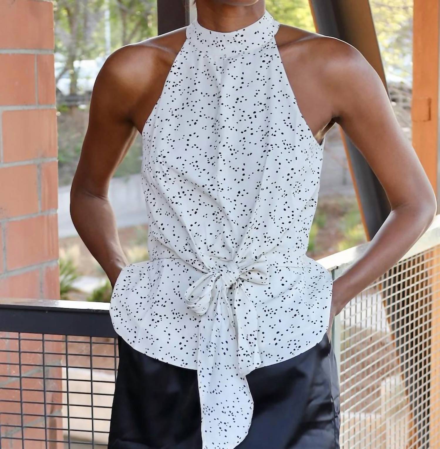 

Плавный как масло топ белого цвета SHE + SKY