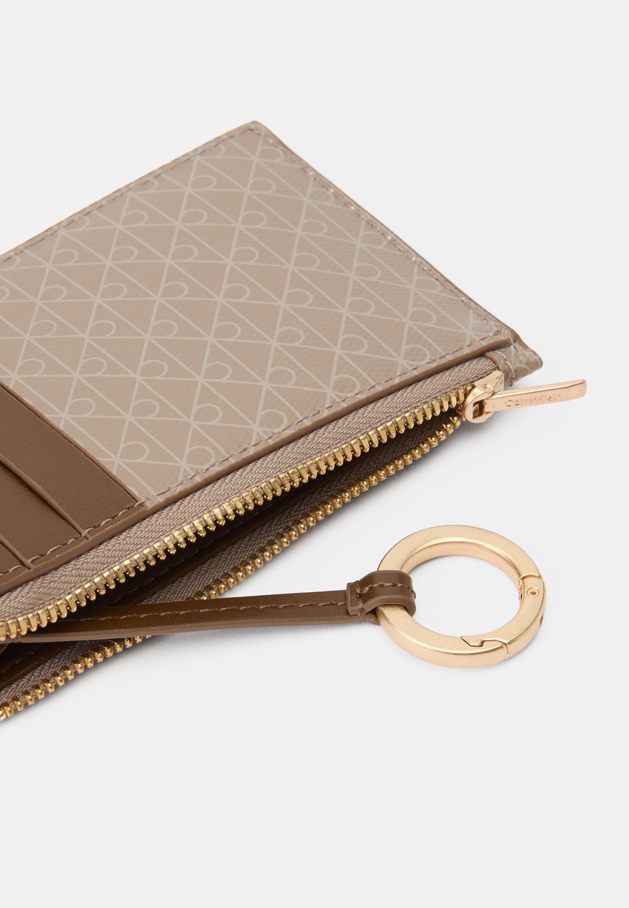 

Кошелек Calvin Klein EMBLEM TOP ZIP CARDCASE, Desert Taupe /Taupe