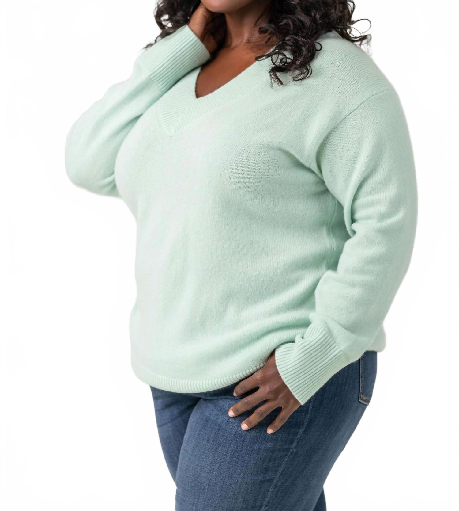 

Свитер с V-образным вырезом и ребристой отделкой - Plus Size, цвет флюорит Vince, Fluorite