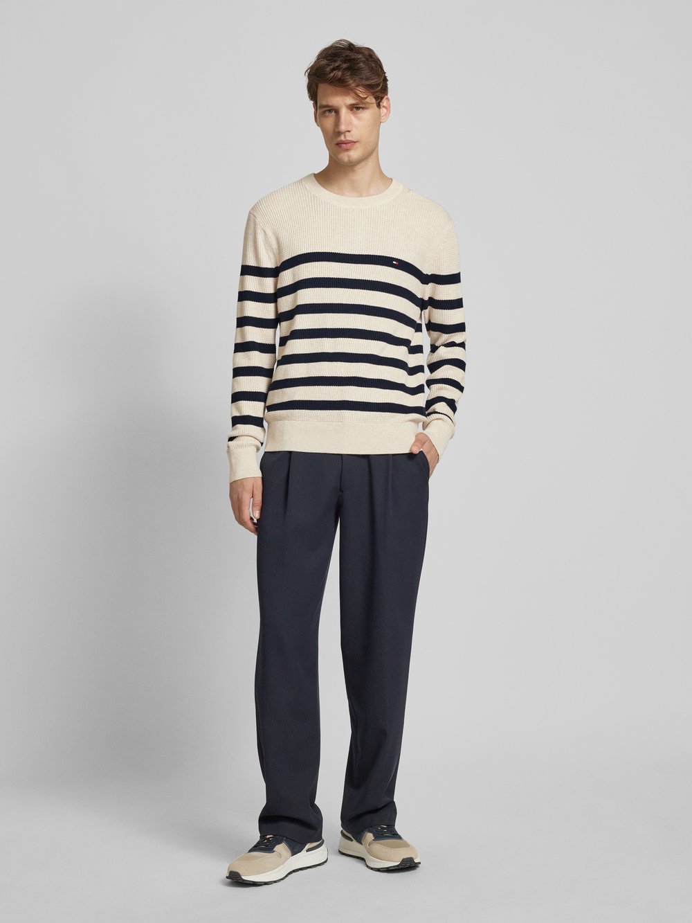 

Вязаный свитер с этикеткой и круглым вырезом Tommy Hilfiger, кремовый