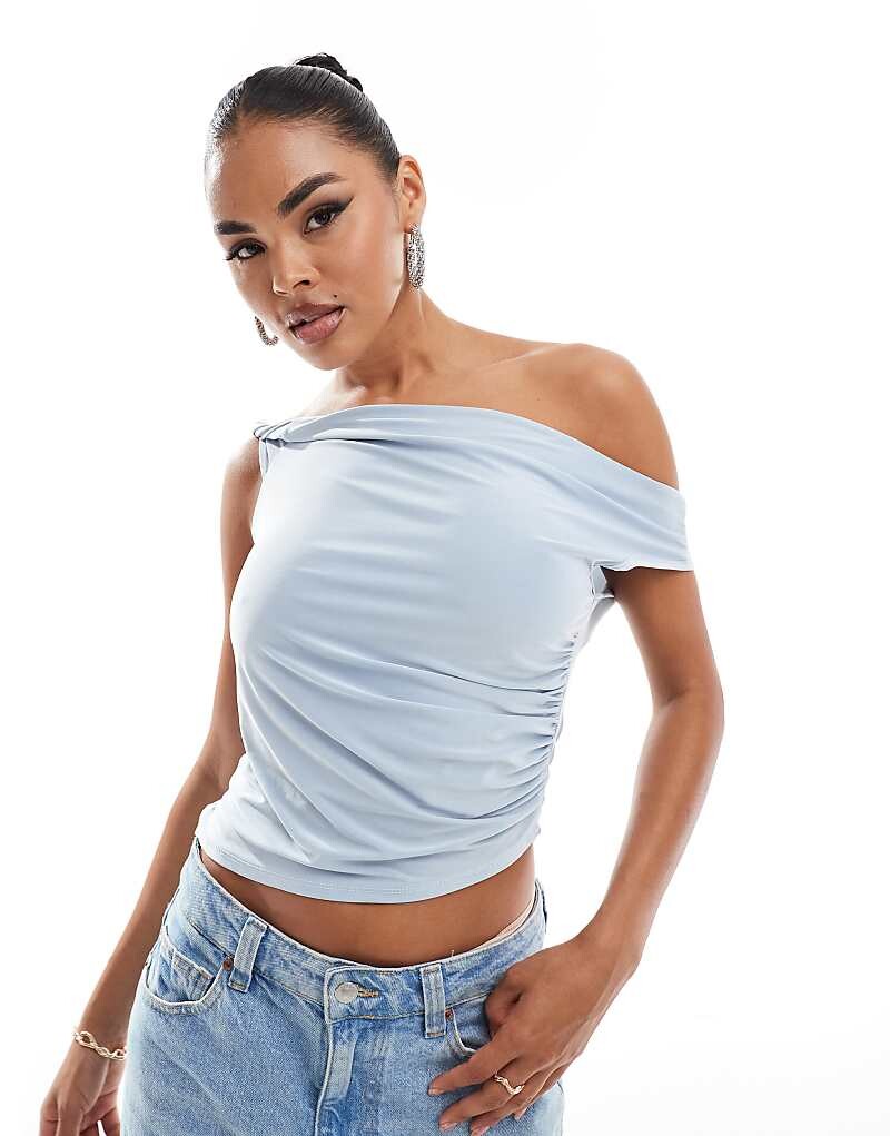 

ASOS DESIGN — Голубой асимметричный топ с пышными формами, открытыми плечами и перекрученным бретелем