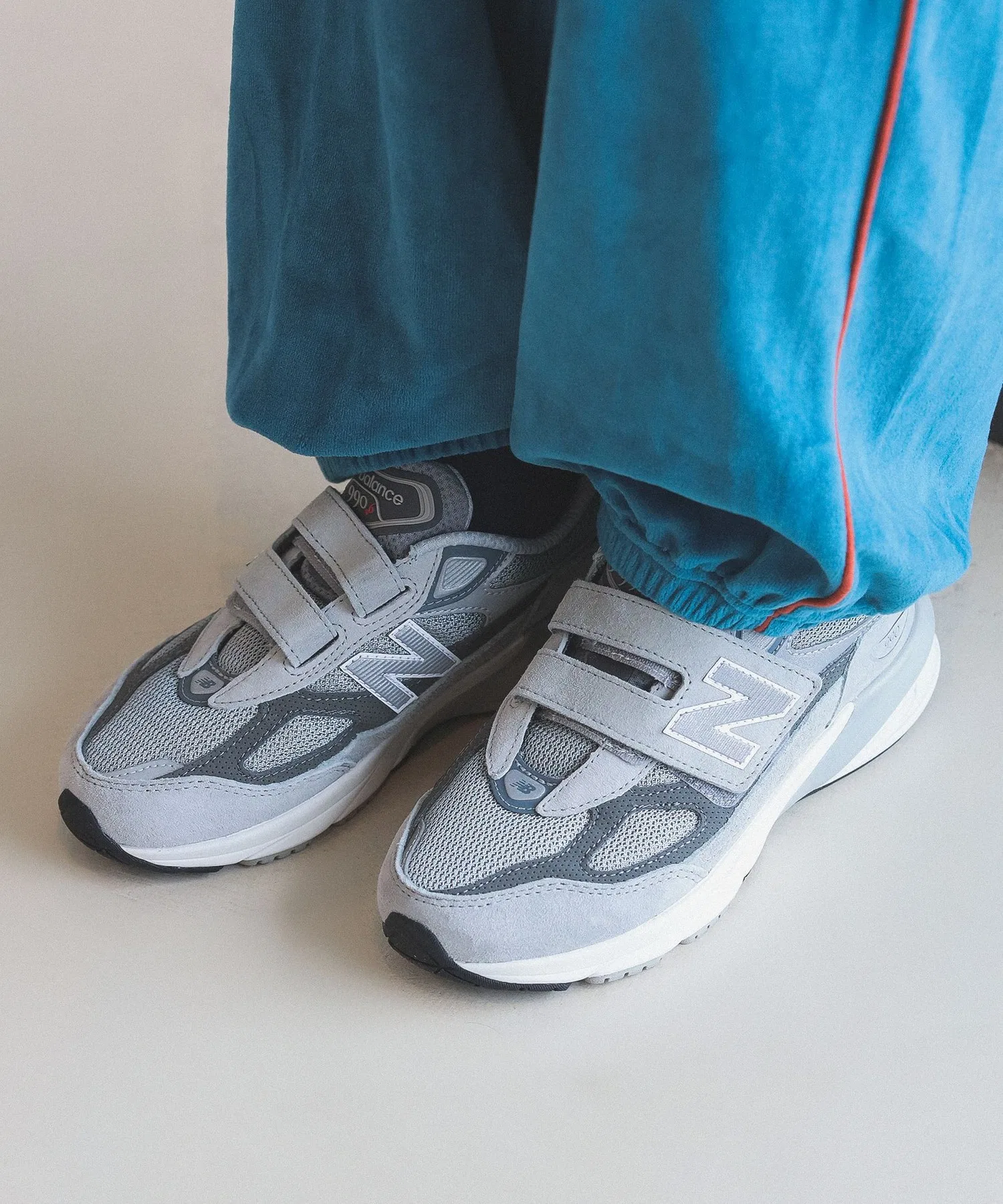 Детские кроссовки New Balance PV990 из натуральной кожи серые — фото 2