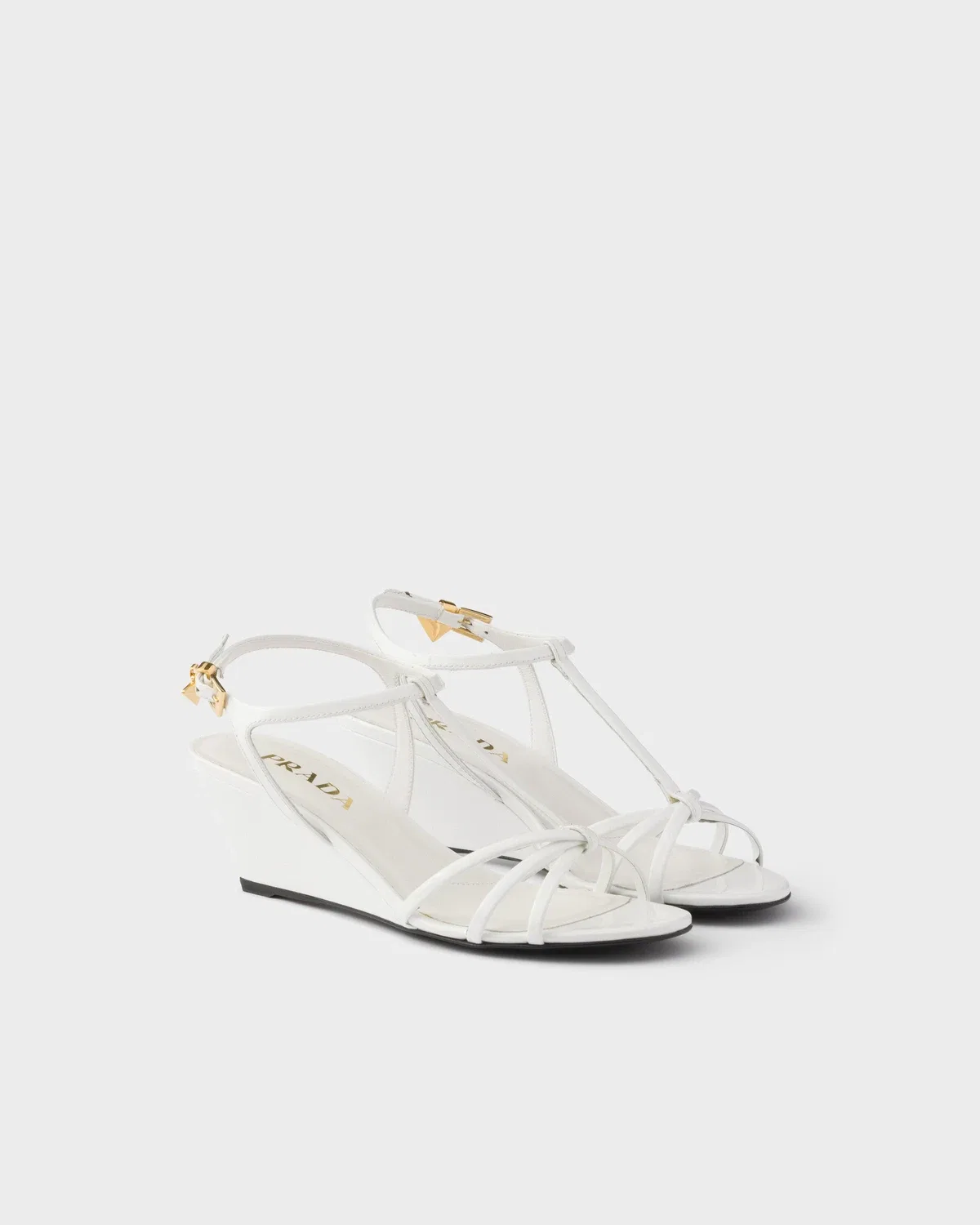 Босоножки из лакированной кожи Prada, белый