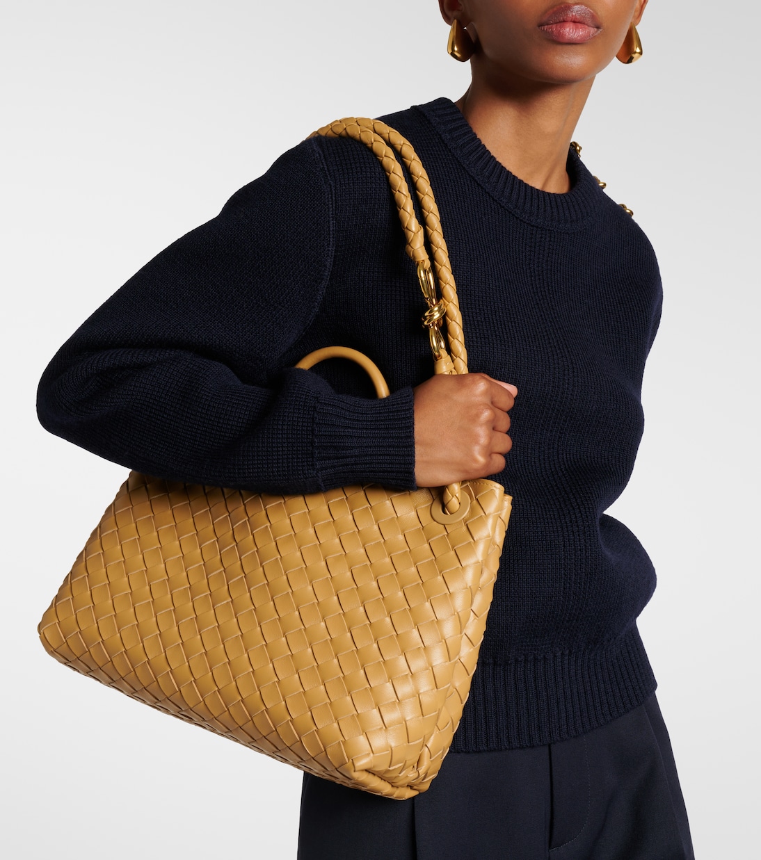 Andiamo Intrecciato средняя кожаная сумка-тоут Bottega Veneta, DARK PRA-MB-DARK PRA — фото 2