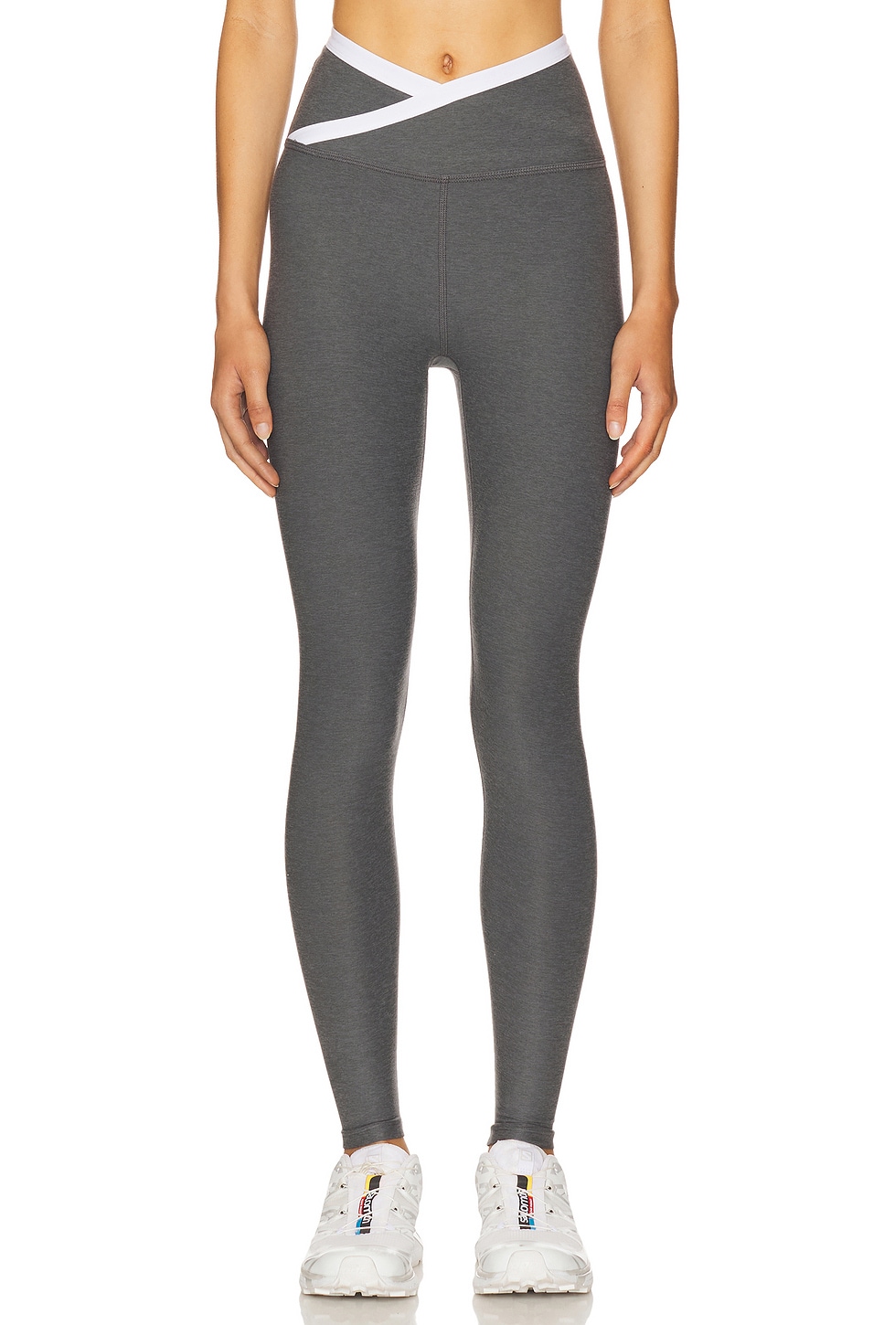 

Spacedye outlines высокая талия миди леггинсы Beyond Yoga, true gray heather & cloud white