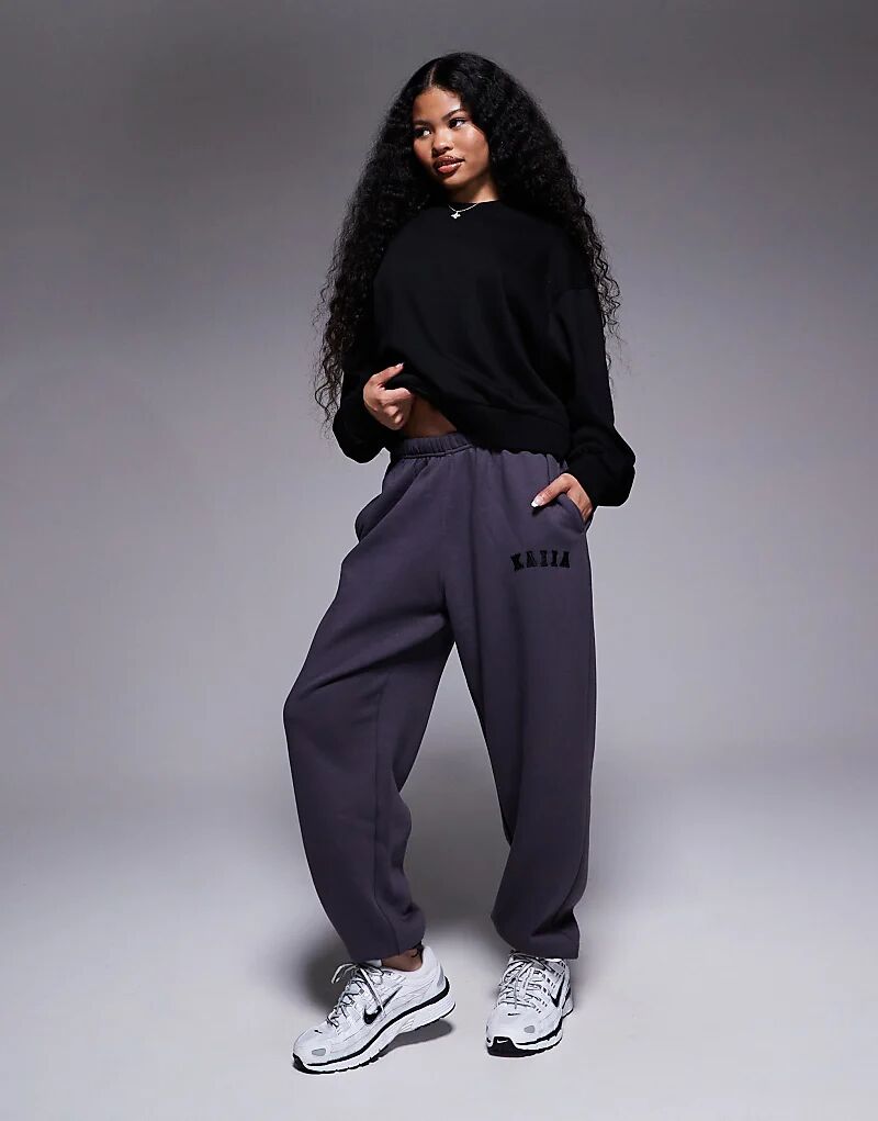 

Спортивные брюки Kaiia Petite из хлопковой смеси с вышитым логотипом и манжетами, темно-серого цвета