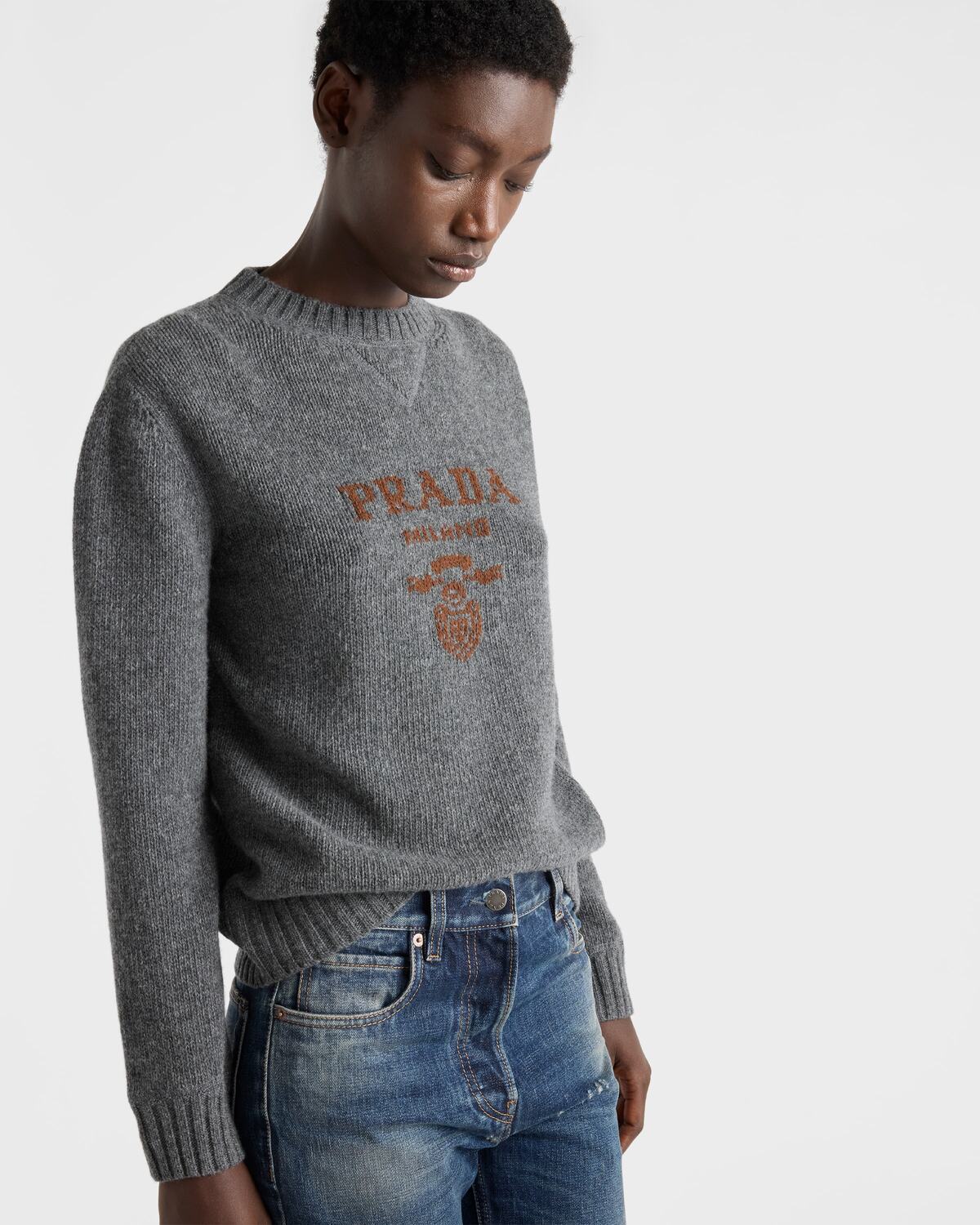 Кашемировый и шерстяной свитер с круглым вырезом и логотипом Prada Prada, грифельно-серый — фото 4