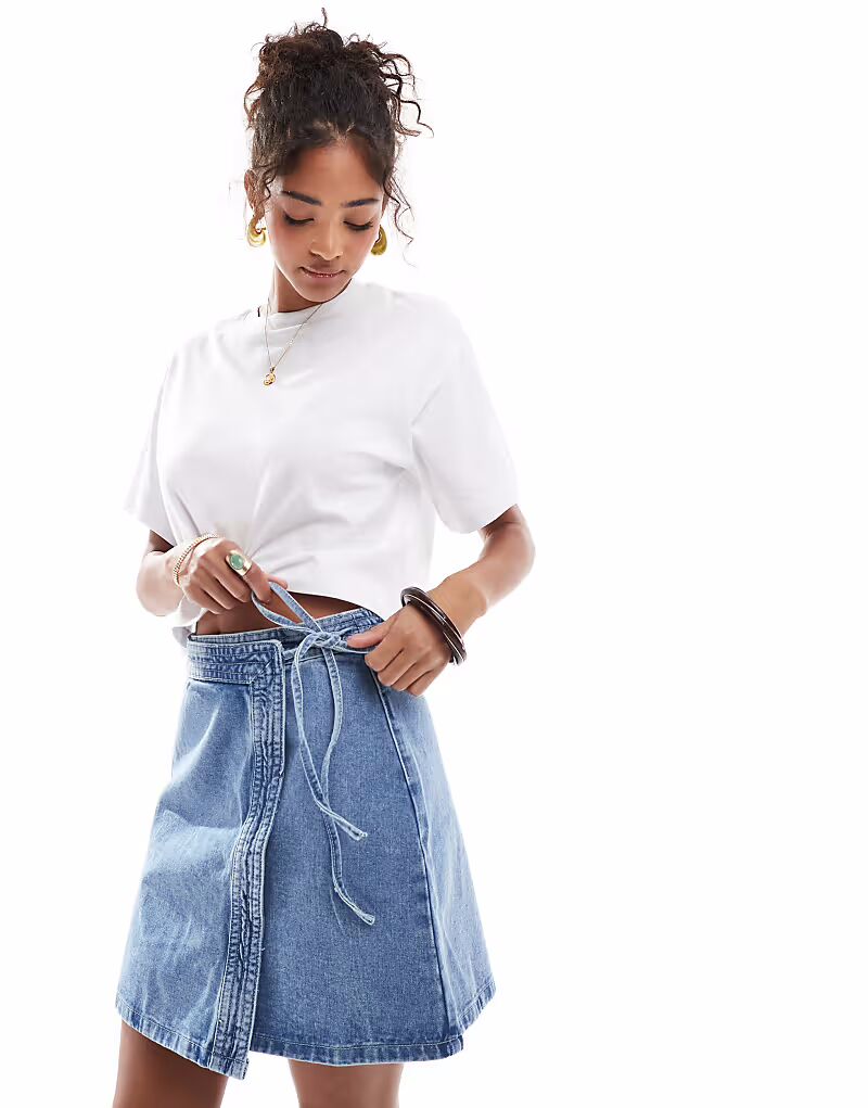 

Мини-юбка Vero Moda из денима с запахом в средне-синем цвете