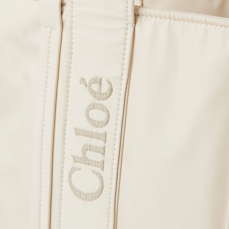 Chloé Сумка-шоппер Chloe Woody из переработанного нейлона, шоппер, сумка через плечо, женская сумка-тубус цвета слоновой кости и серого — фото 4