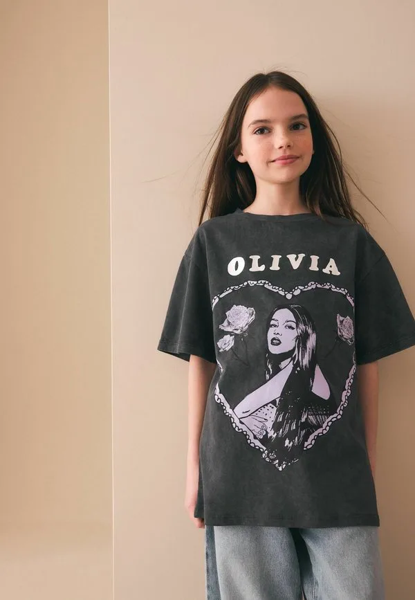 Футболка оверсайз olivia rodrigo стандартного кроя. футболка с принтом Next, Grey — фото 2