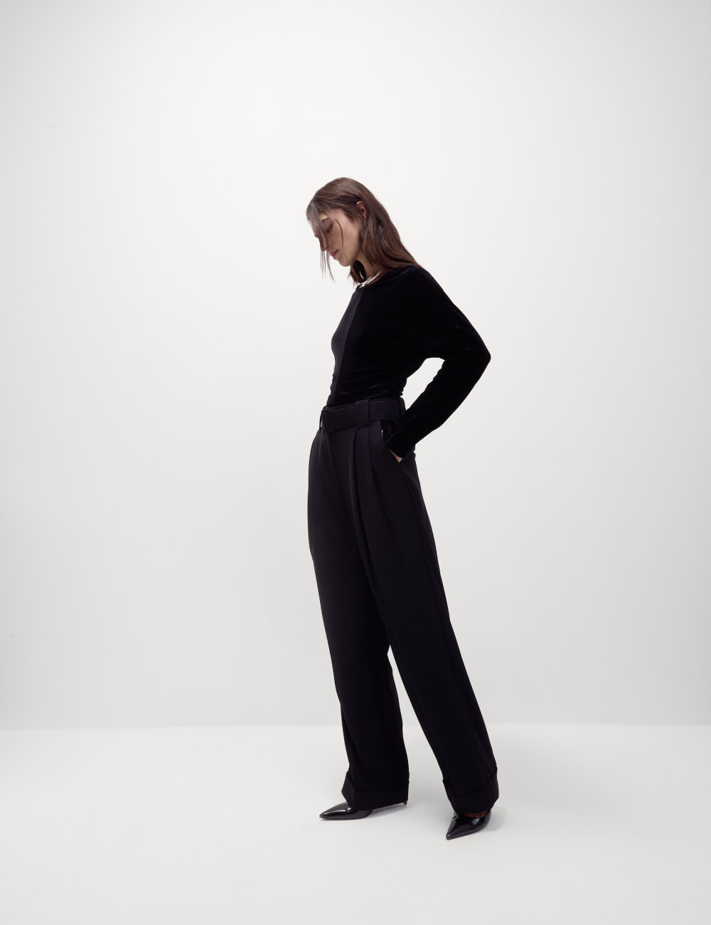 

Бархатная блузка с круглым вырезом Marks & Spencer, черный