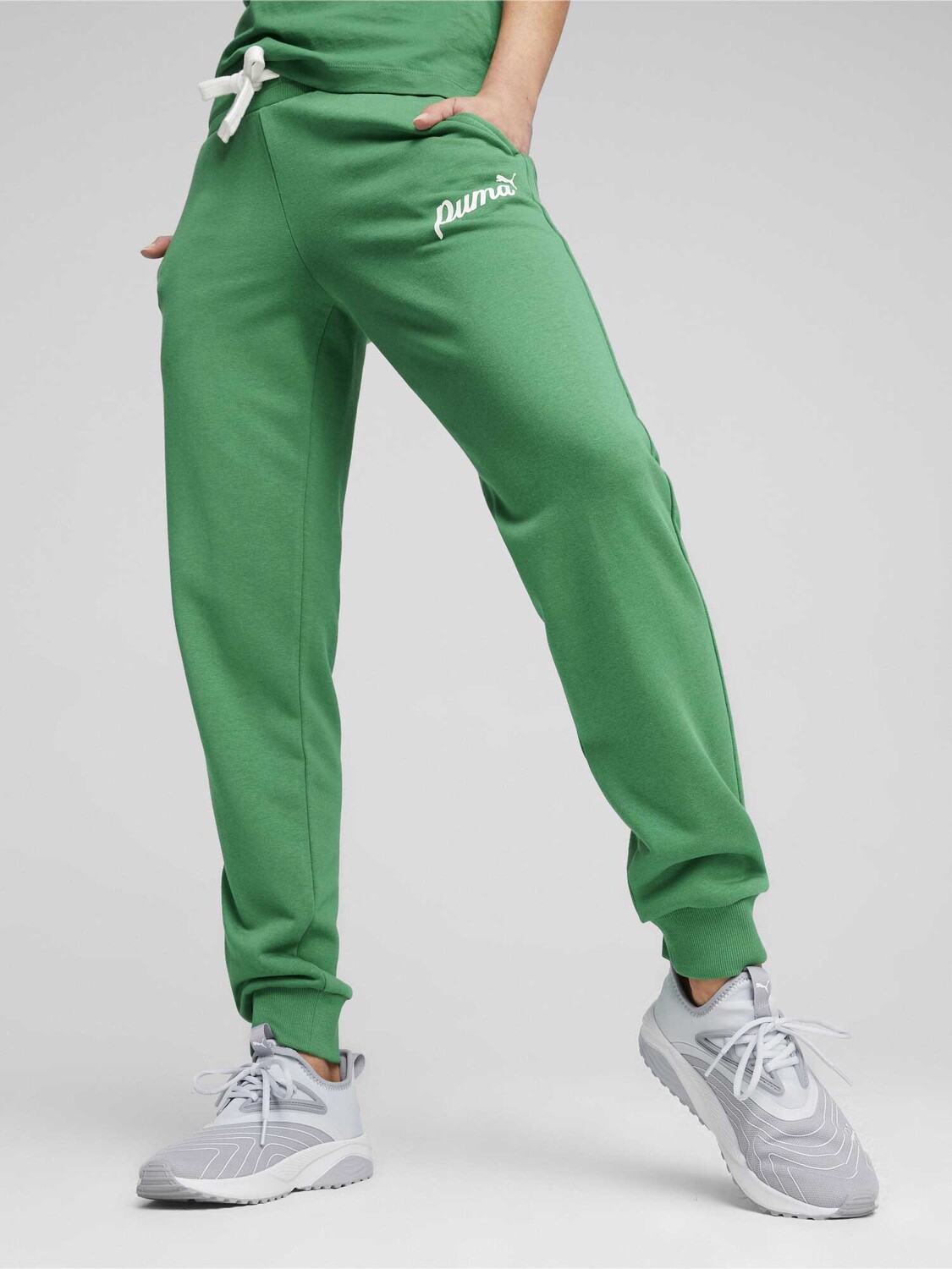 

Спортивные брюки Puma ESS+ BLOSSOM Script Pants TR, зеленый