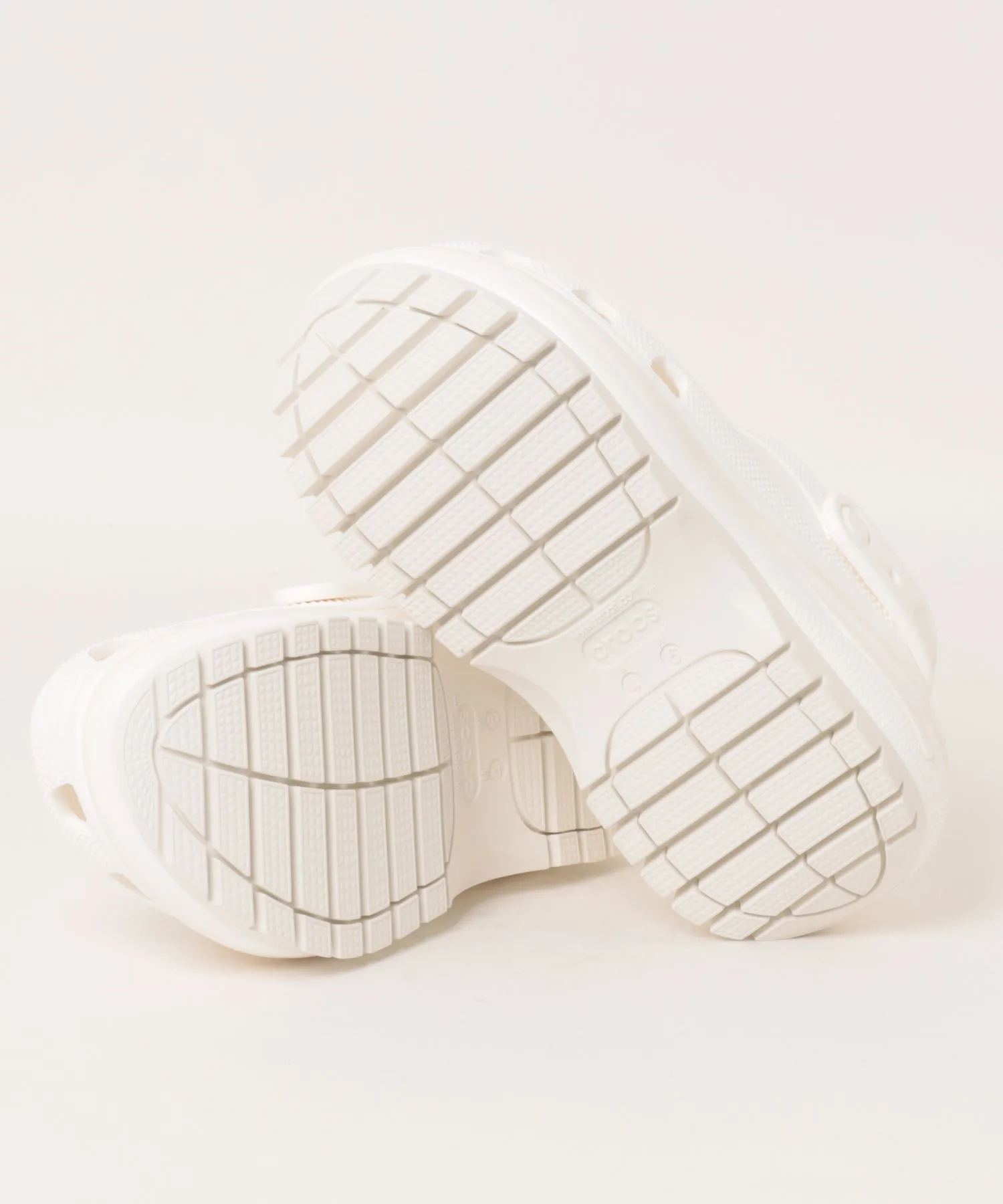 Унисекс сандалии на платформе Crocs Mega Crush Clog бежевые — фото 3