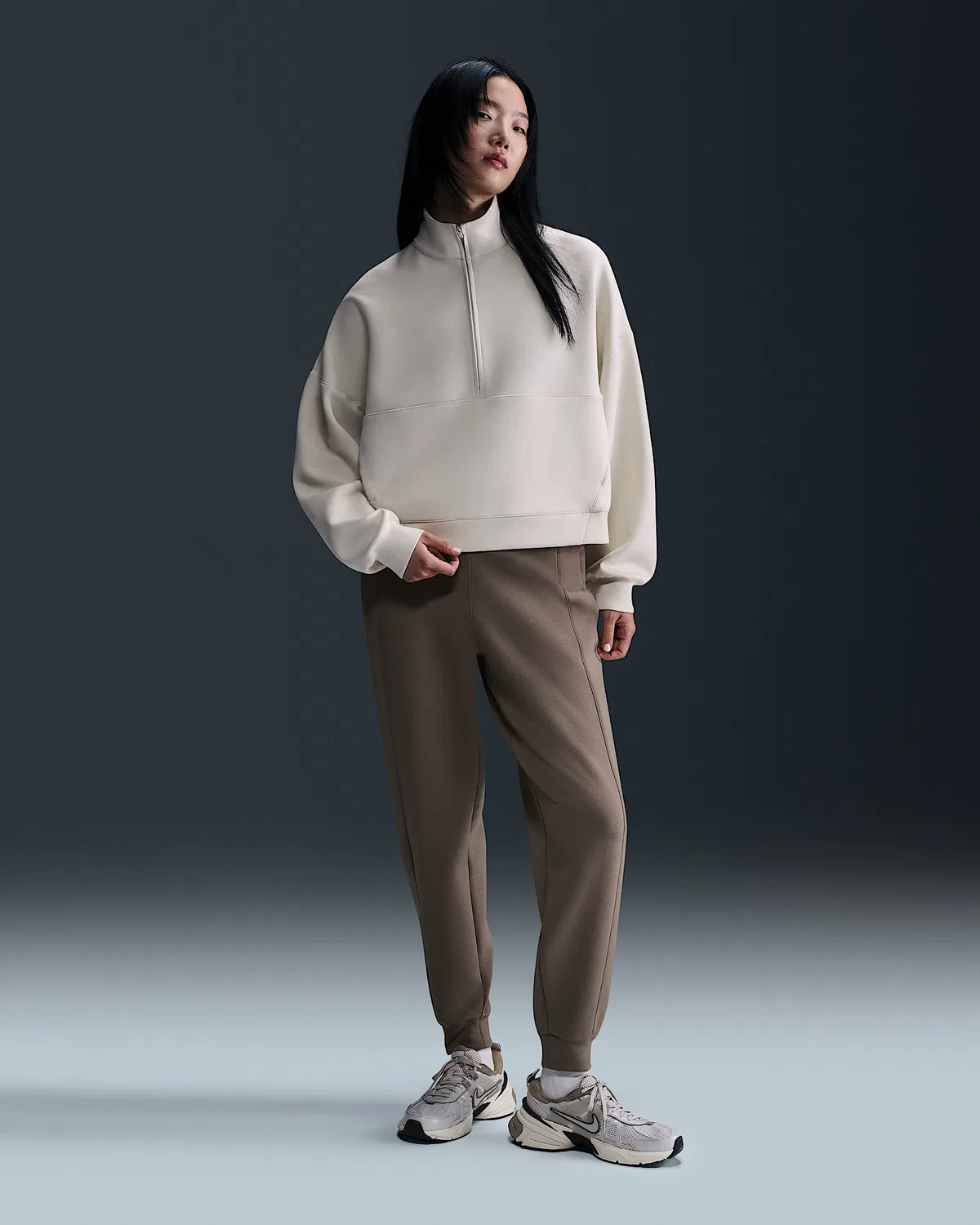 Женская футболка Nike 24.7 ImpossiblySoft Dri-FIT Oversized 1/2-Zip, Light Orewood Brown/Light Iron Ore — фото 4