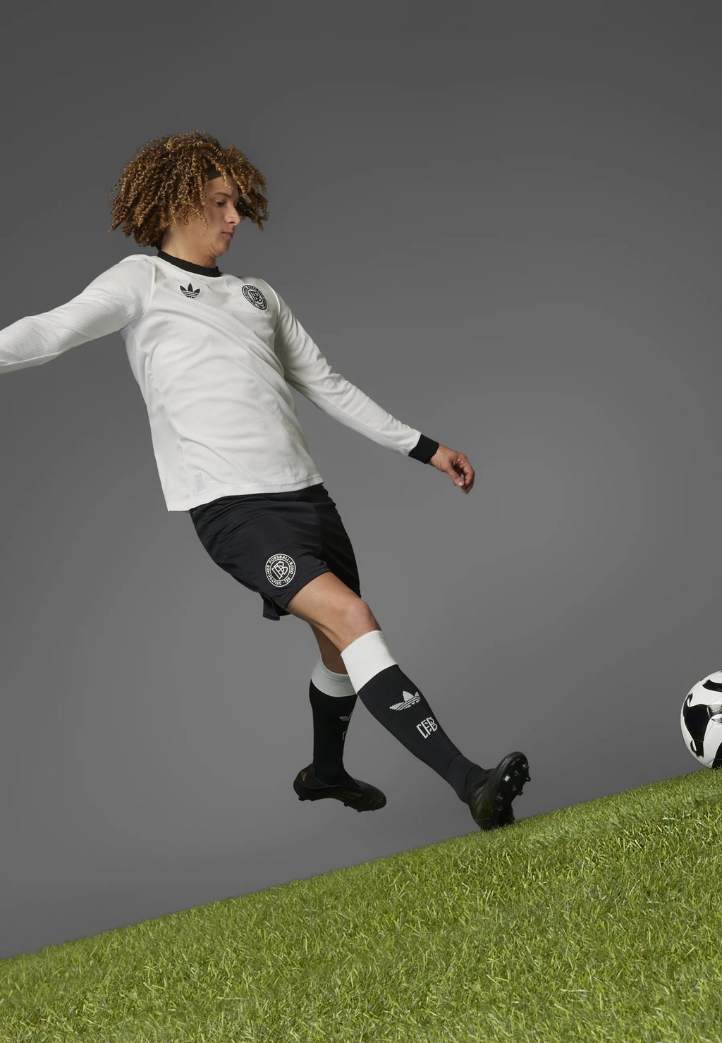 Спортивные шорты DEUTSCHLAND DFB 125 ANNIVERSARY SHORT - National team wear Adidas Originals, черный — фото 3