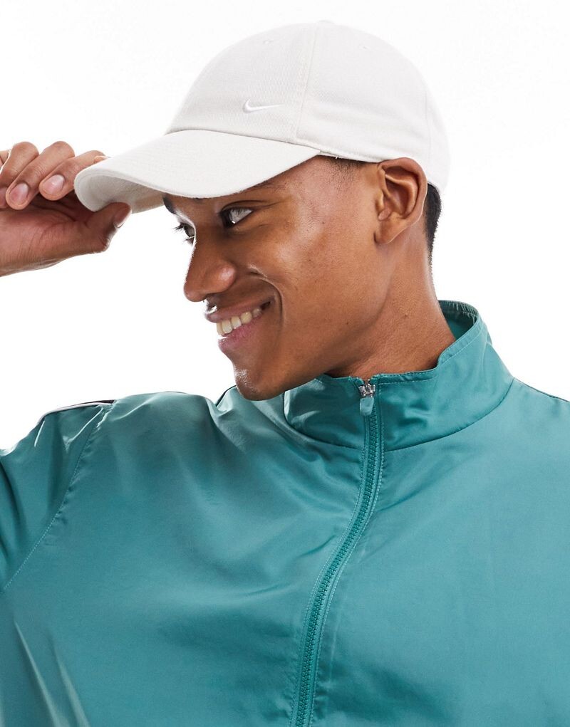 

Nike Club — бейсболка цвета слоновой кости с металлическим логотипом Swoosh
