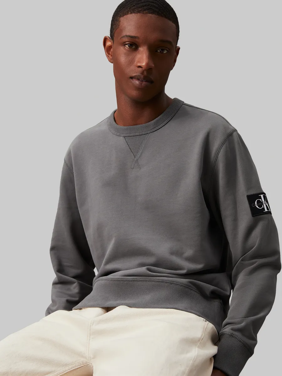 

Толстовка Calvin Klein Jeans "BADGE CREW NECK" с нашивкой-логотипом, серый