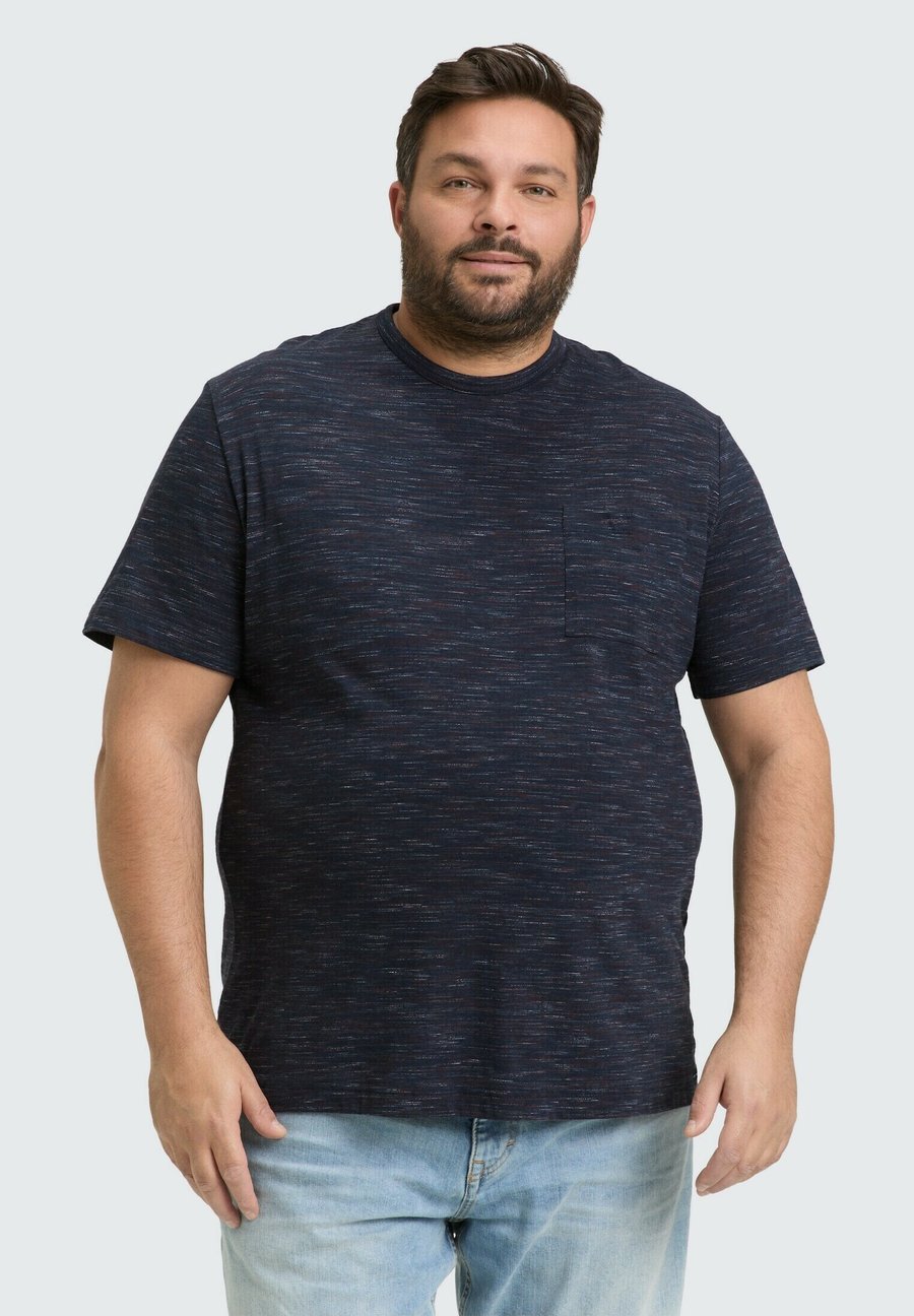 

Футболка TOM TAILOR PLUS SIZE IN MIT BRUSTTASCHE, Navy Red Multi Inject/Dark Blue, Красный, Футболка TOM TAILOR PLUS SIZE IN MIT BRUSTTASCHE, Navy Red Multi Inject/Dark Blue