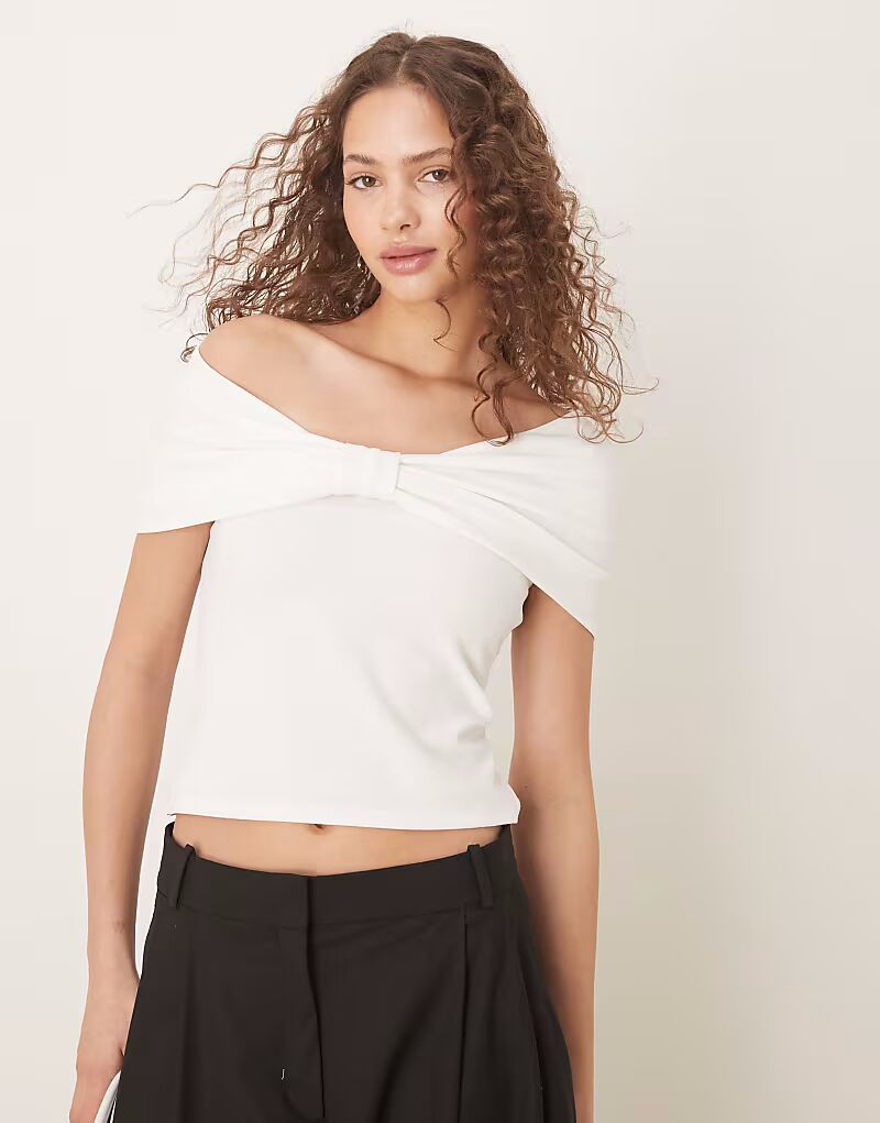 

Топ с открытыми плечами и бантом ASOS DESIGN цвета слоновой кости