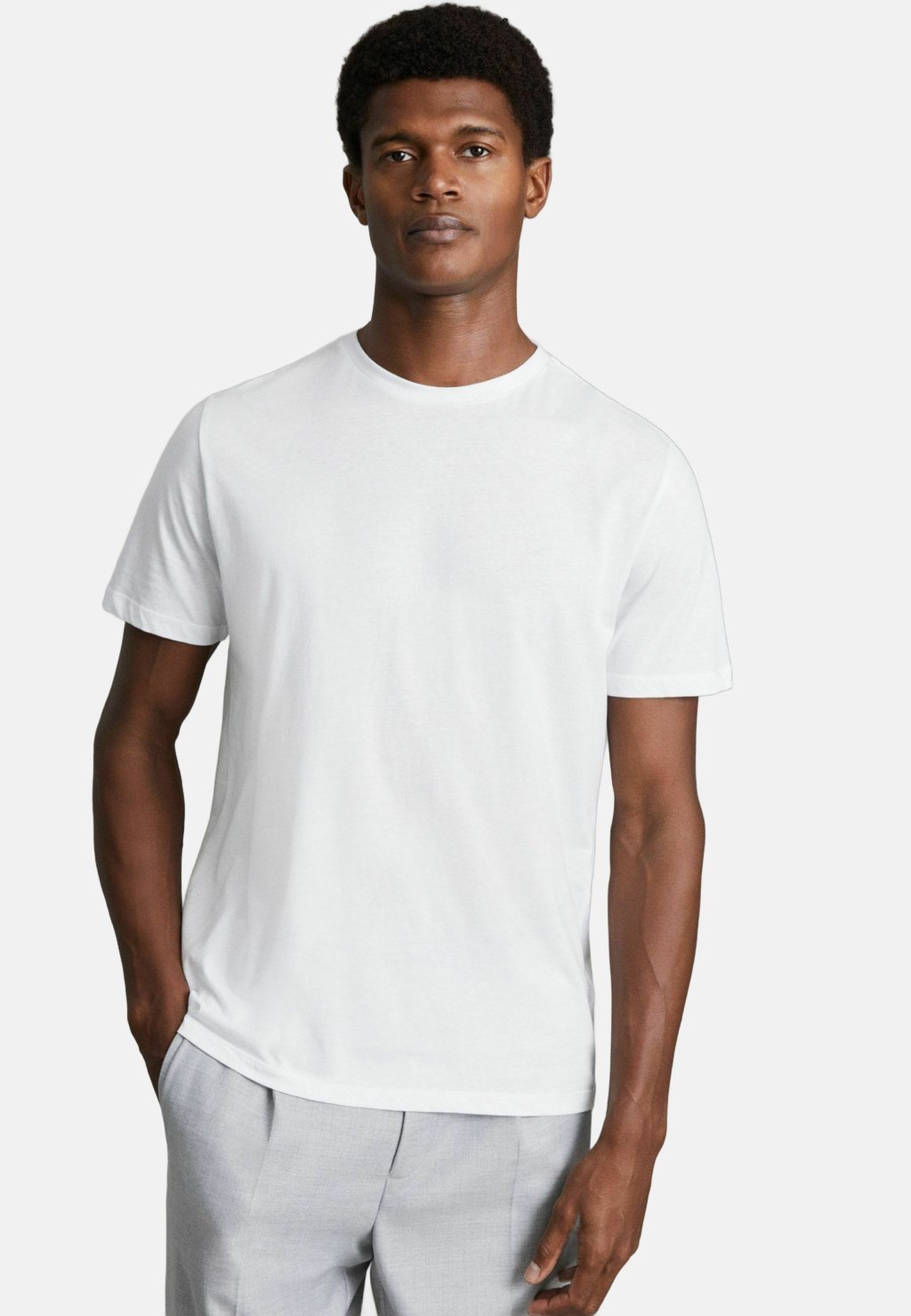 

Базовая футболка REGULAR FIT BLESS CREW NECK Reiss, белый