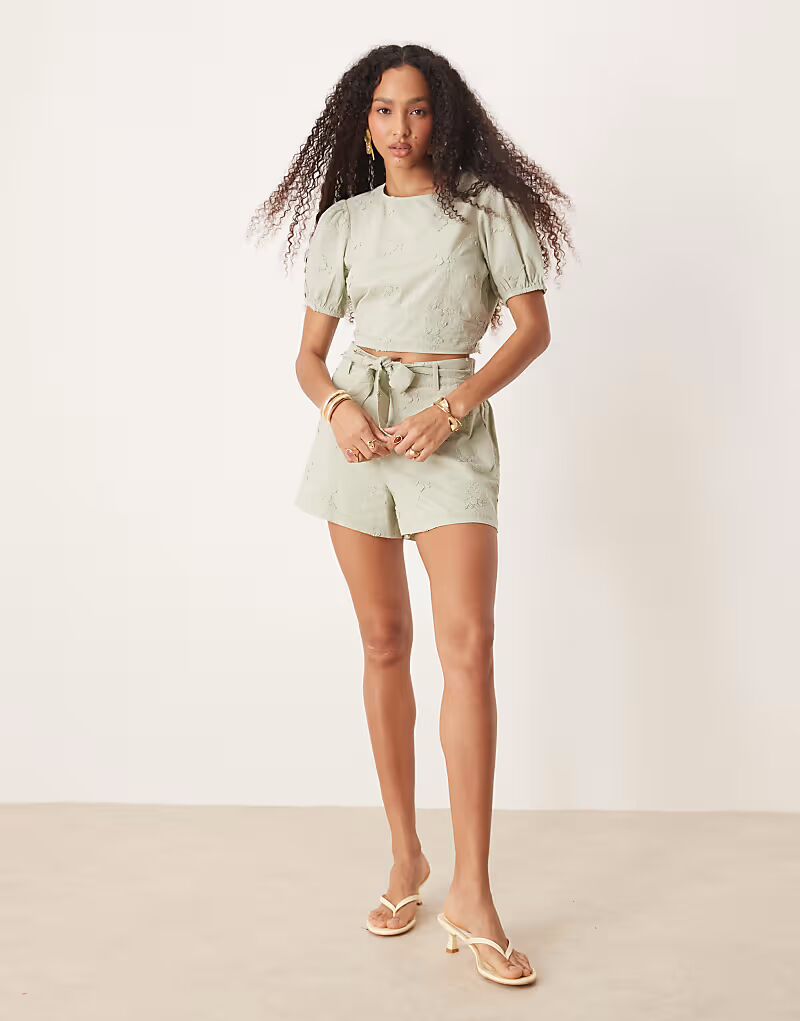 

Топ ASOS DESIGN с открытой спиной и объемной цветочной вышивкой зеленого цвета