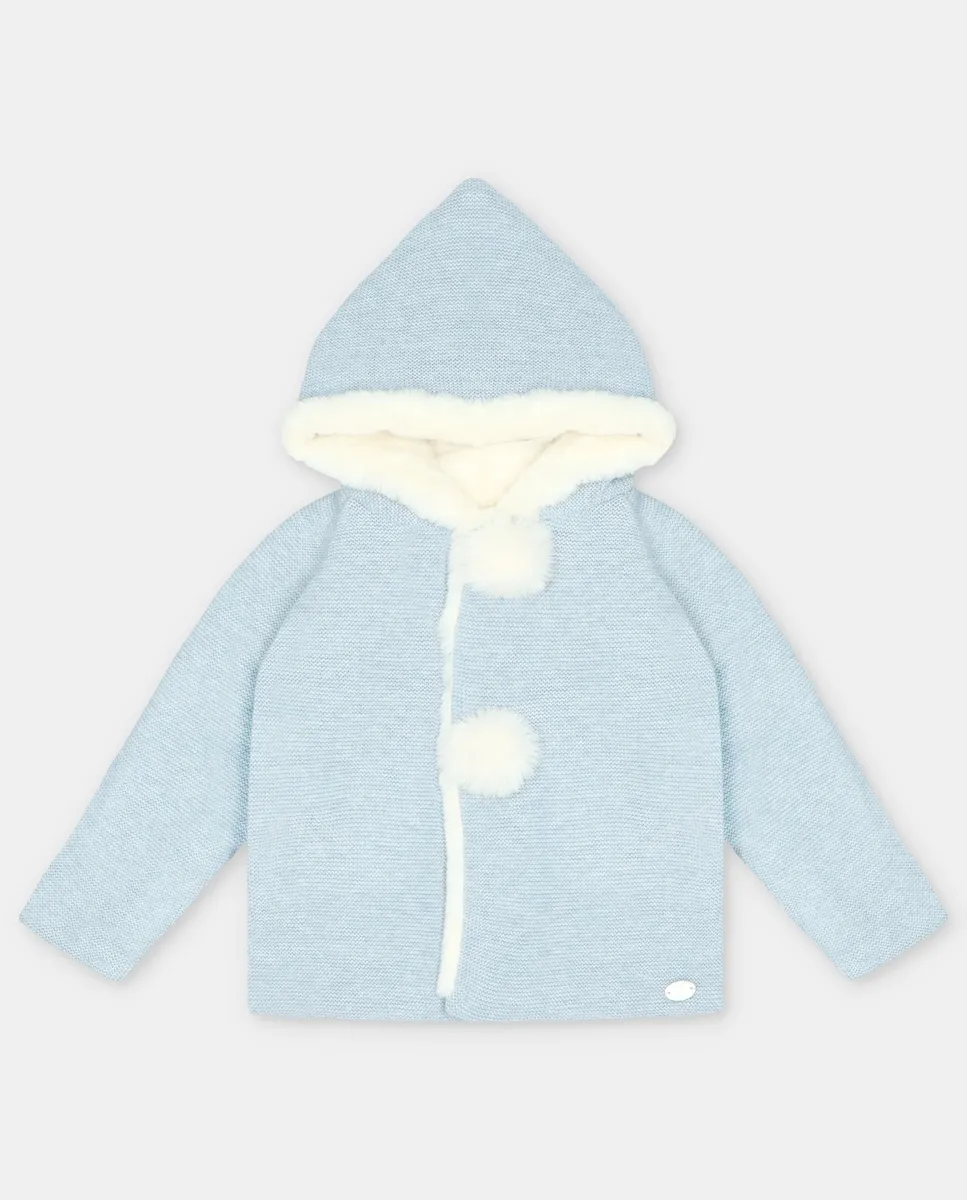 

Вязаное детское пальто с капюшоном и меховой подкладкой серо-голубого цвета Martín Aranda